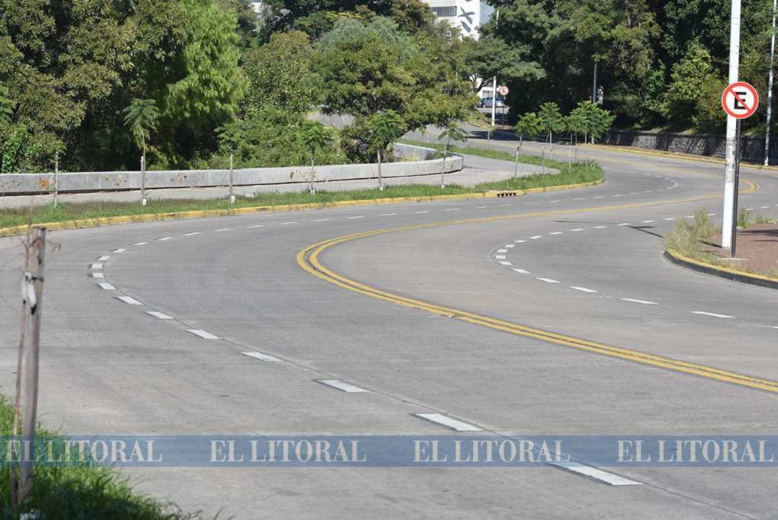 Paseo del Lago del sur. Un lugar transitado que rodea el sur de la ciudad completamente vacio.