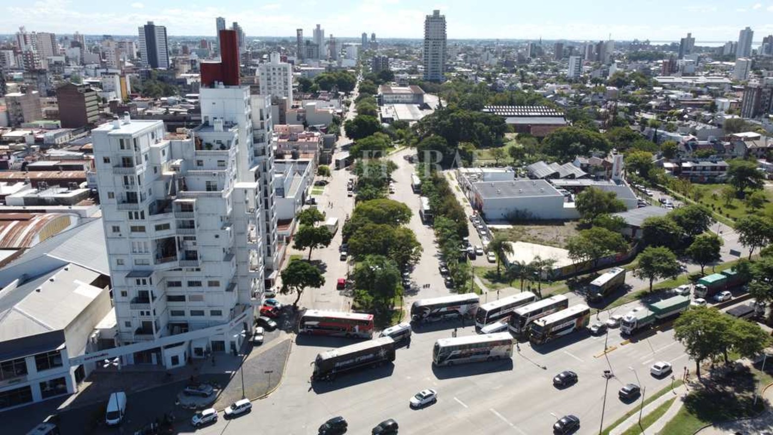 Desde el drone de El Litoral la vista aérea muestra avenida Alem y Belgrano.