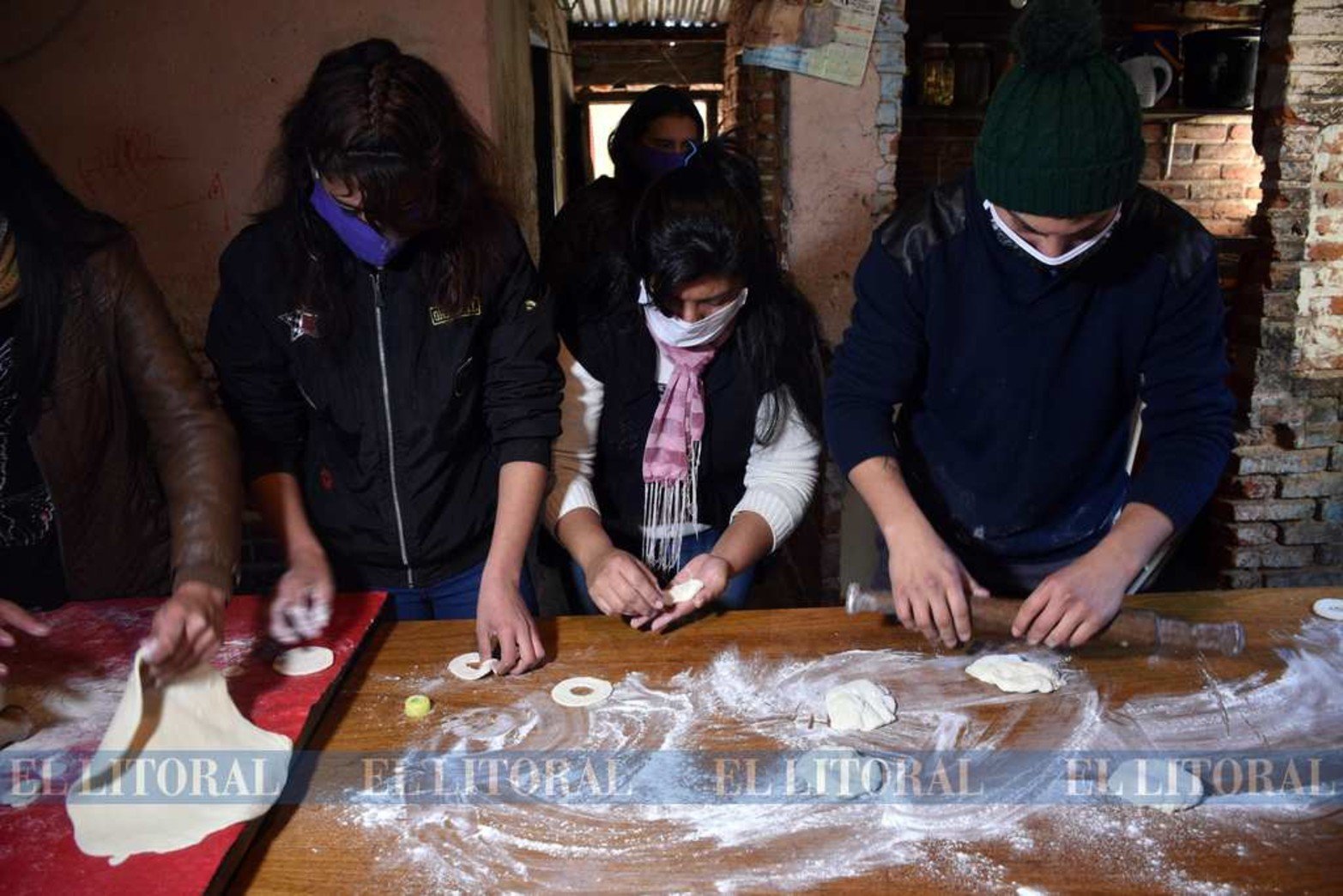 Harina sal y agua. Las tortas fritas son parte de la merienda en el Club Deportivo Gambeta.