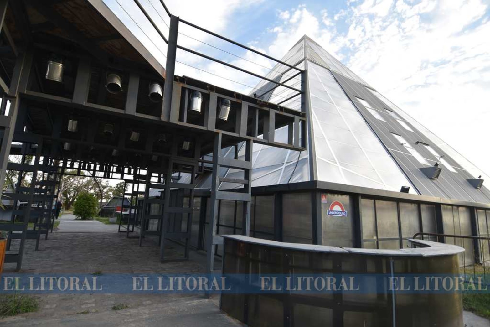 "La Pirámide" uno de los boliches que está sobre la autovía 168. La inseguridad es otro factor que se sumó.