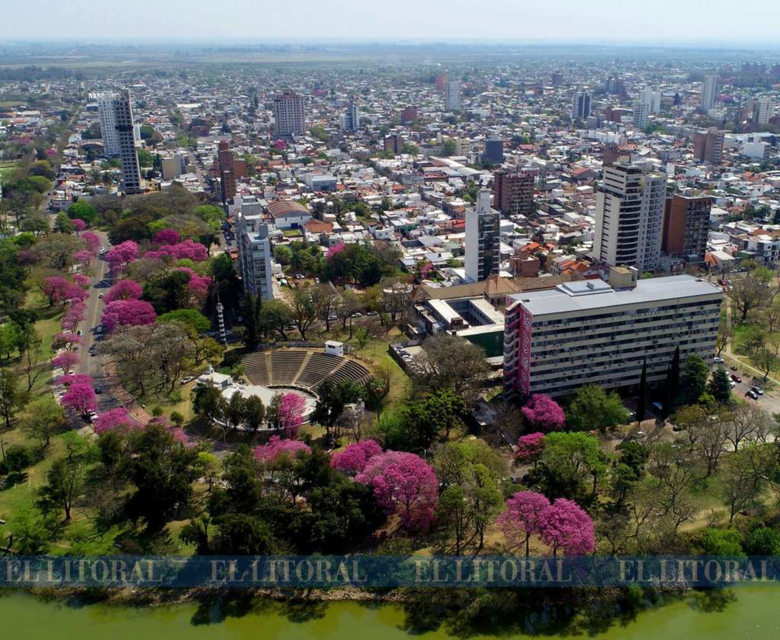 Desde el aire, la zona del parque del Lago del Sur, lucen los lapachos rosados y los tonos verdes.