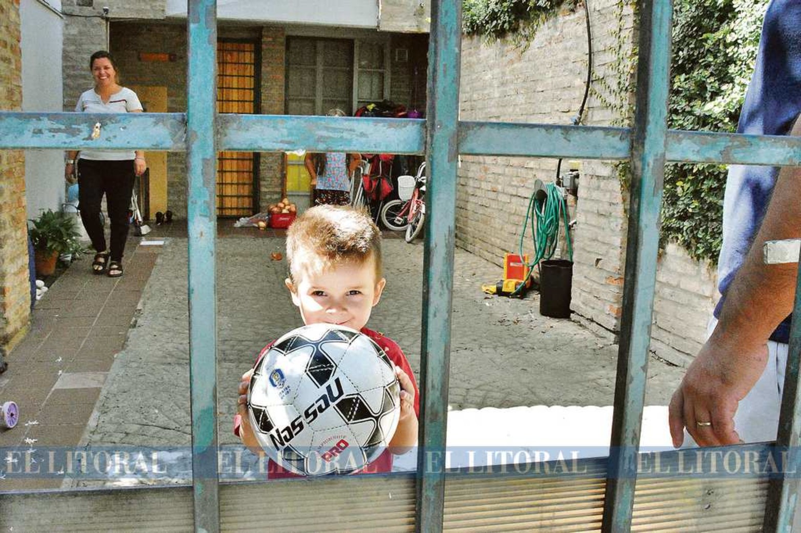 Viernes 21 de marzo. Primer horas de la cuarentena. Lautaro de barrio Candiotti Sur, en el día de su cumpleaños lo festejo solo con su familia.
