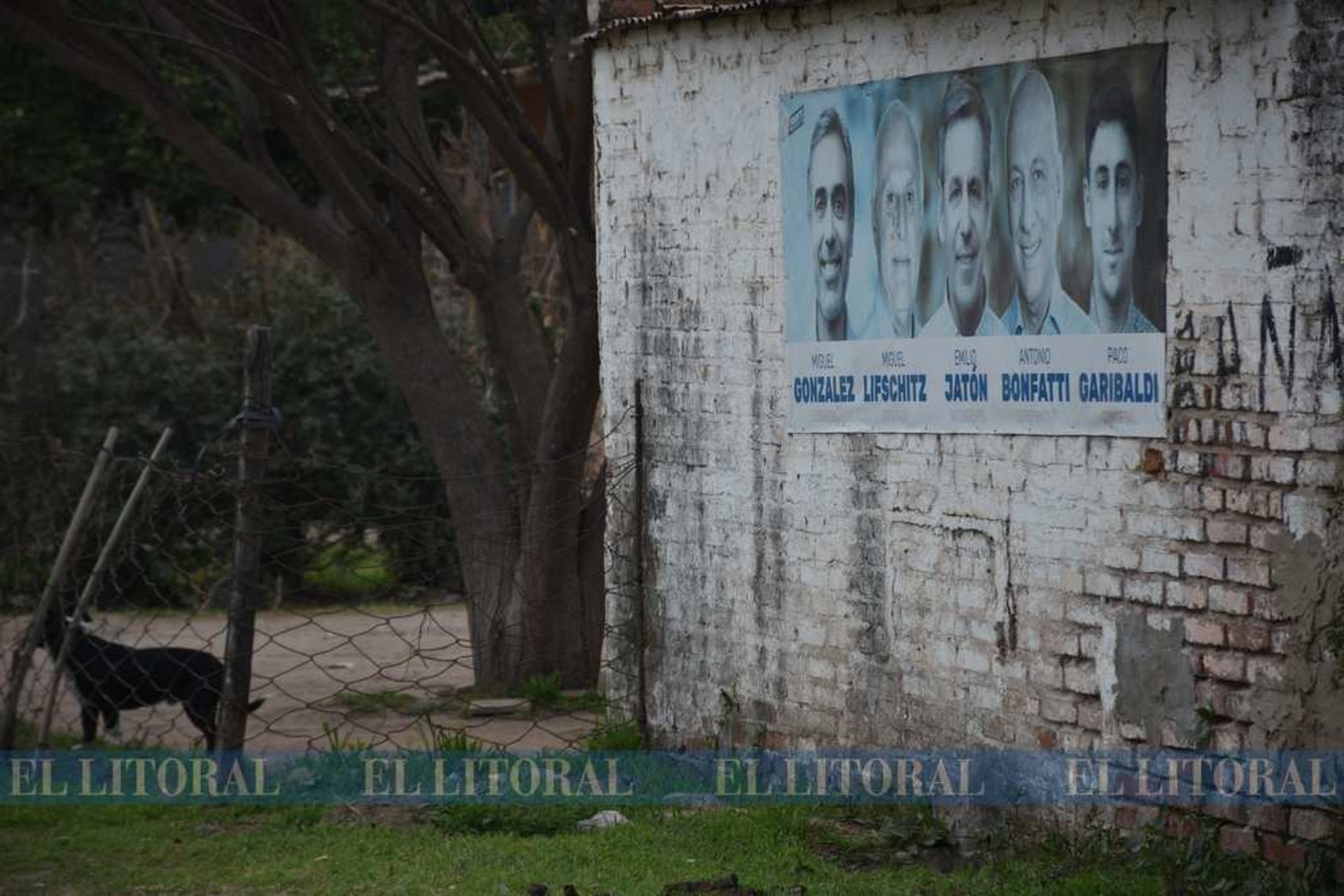 Todos los sábados, junto a un grupo de colaboradores, le dan la leche y un plato de comida caliente a 240 personas. Claro que hay excepciones: no todos los sábados hay para cocinar.