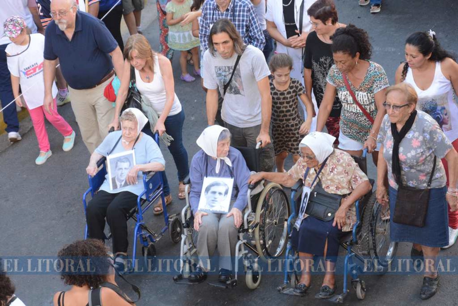 24 de marzo de 2017. En sillas de ruedas participando de la marcha desde la plaza del Soldado hasta casa de Gobierno: Celina Kofman, Eusebia Pastora Ramona Escobedo de Maldonado (falleció en 2016) y Otilia Acuña que el pasado 16 de mayo cumplió 100 años.