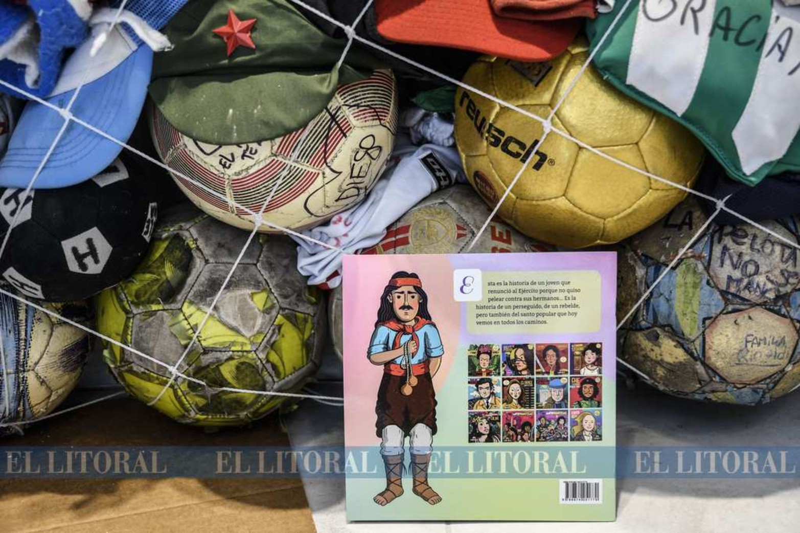 El santuario de Diego Maradona en Buenos Aires, en el barrio de La Paternal, se transforma en un punto de encuentro para calmar el dolor y donde día a día la gente deja su tributo al ídolo.