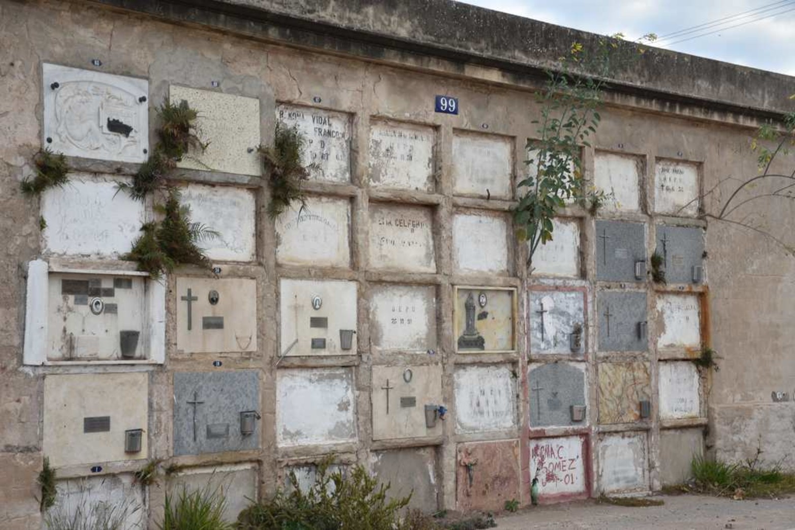 La falta de mantenimiento y las profanaciones es un tema que sigue sin solución.