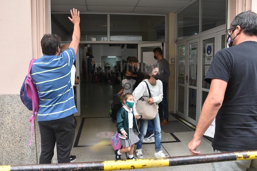 En fotos, el dilema de cómo llegar y volver de la escuela