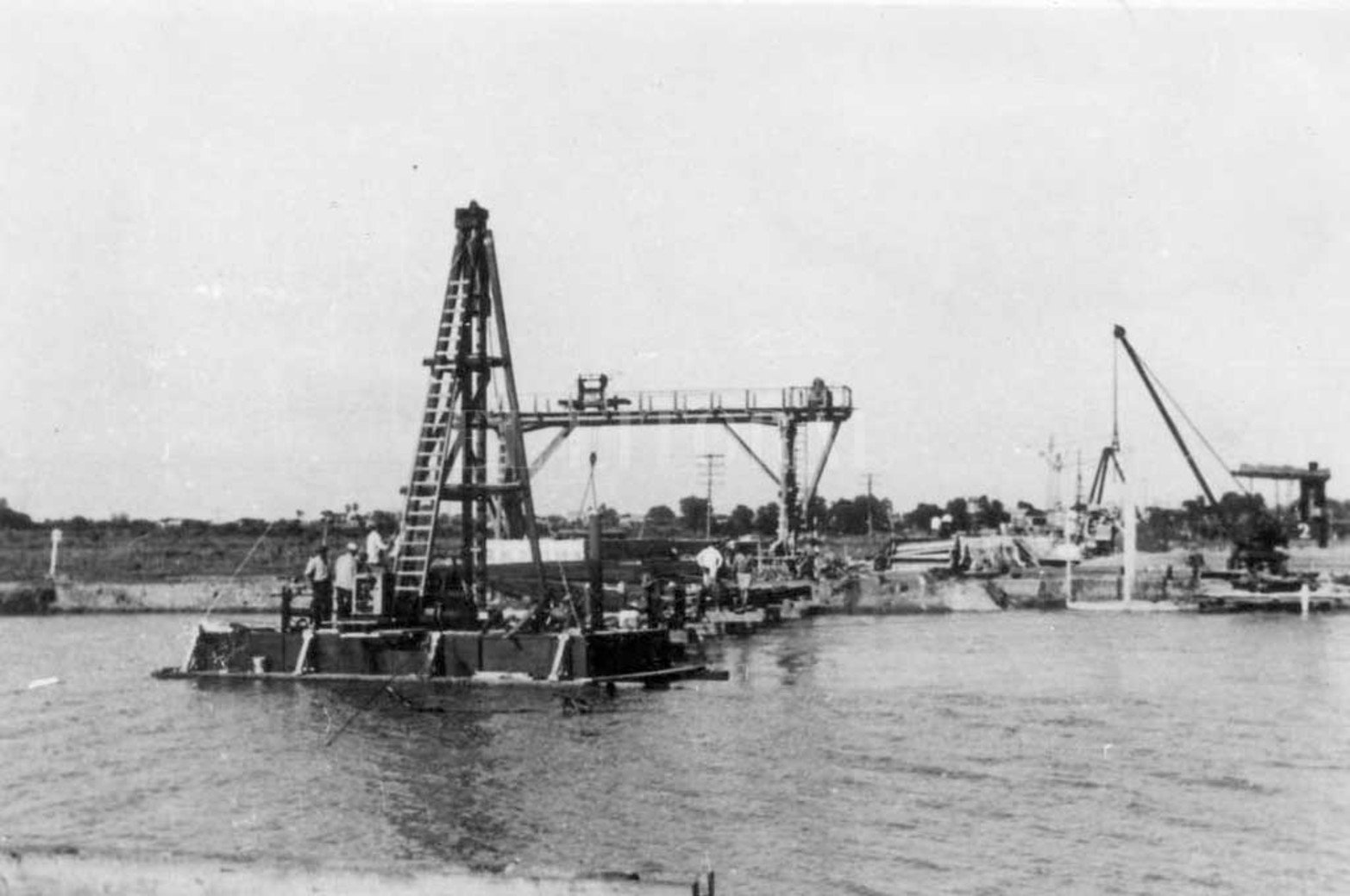 Tarea compleja. Para la construcción del puente se utilizaron barcazas que posibilitaron la realización de los difíciles trabajos, sobre todo los iniciales efectuados sobre el río Salado y su lecho.
