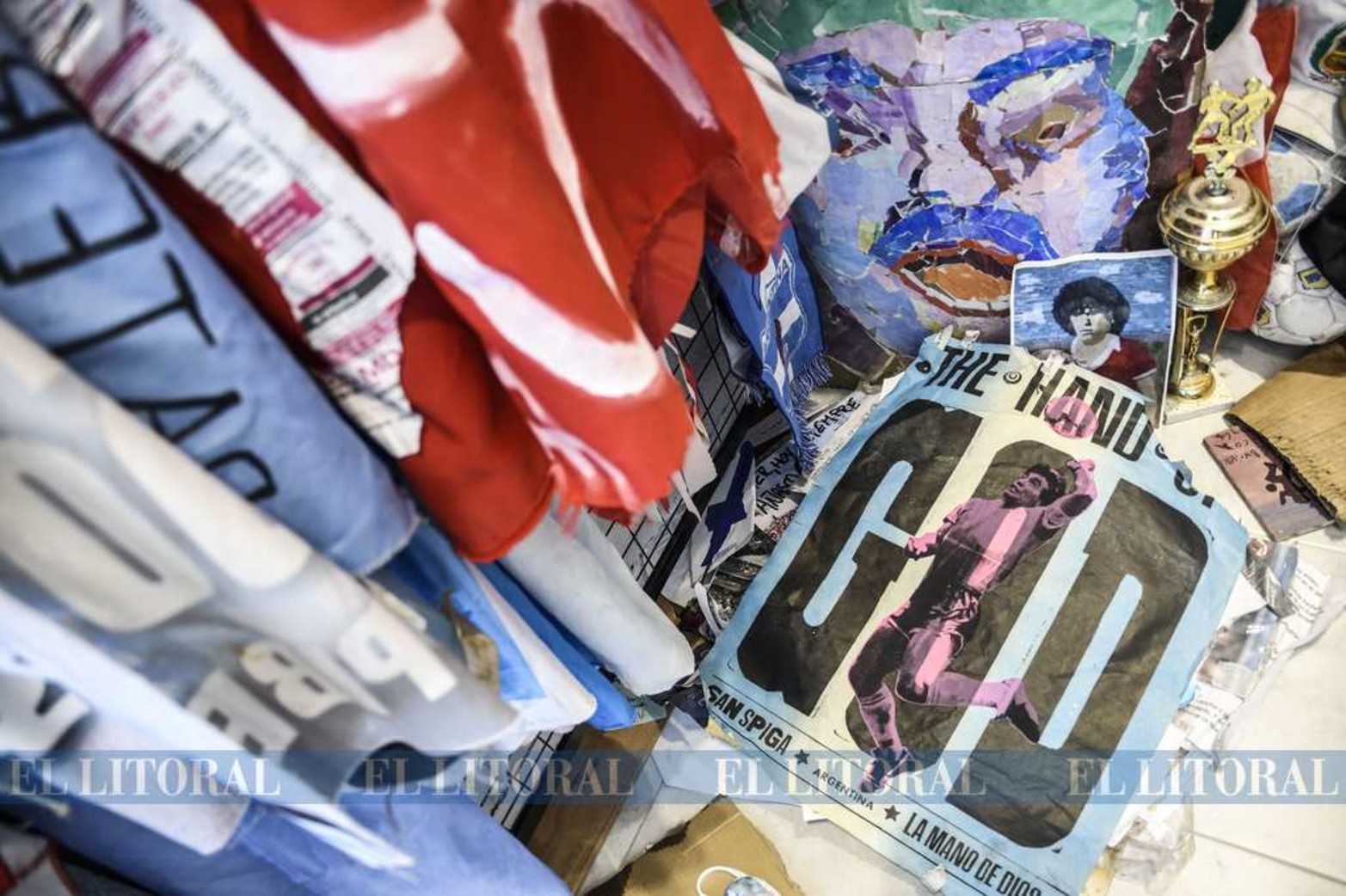 El santuario de Diego Maradona en Buenos Aires, en el barrio de La Paternal, se transforma en un punto de encuentro para calmar el dolor y donde día a día la gente deja su tributo al ídolo.