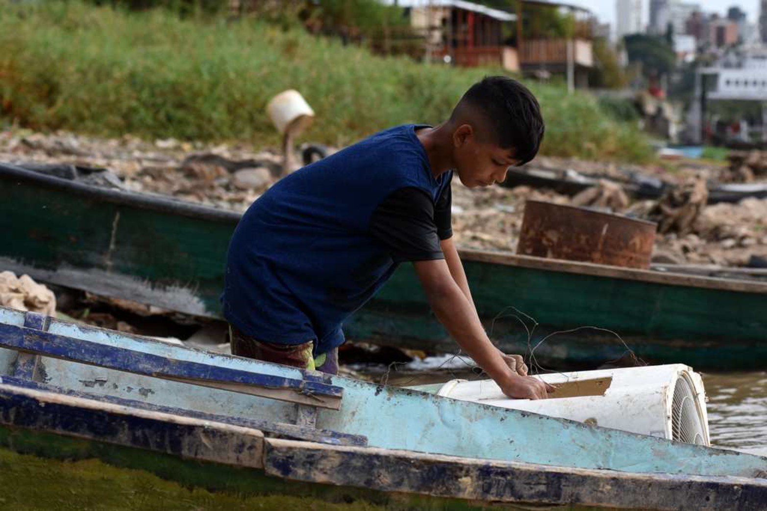 Juancito ya pesca solo. Con solo 13 años este niño ya aprendió el oficio y es mirado siempre desde la costa.