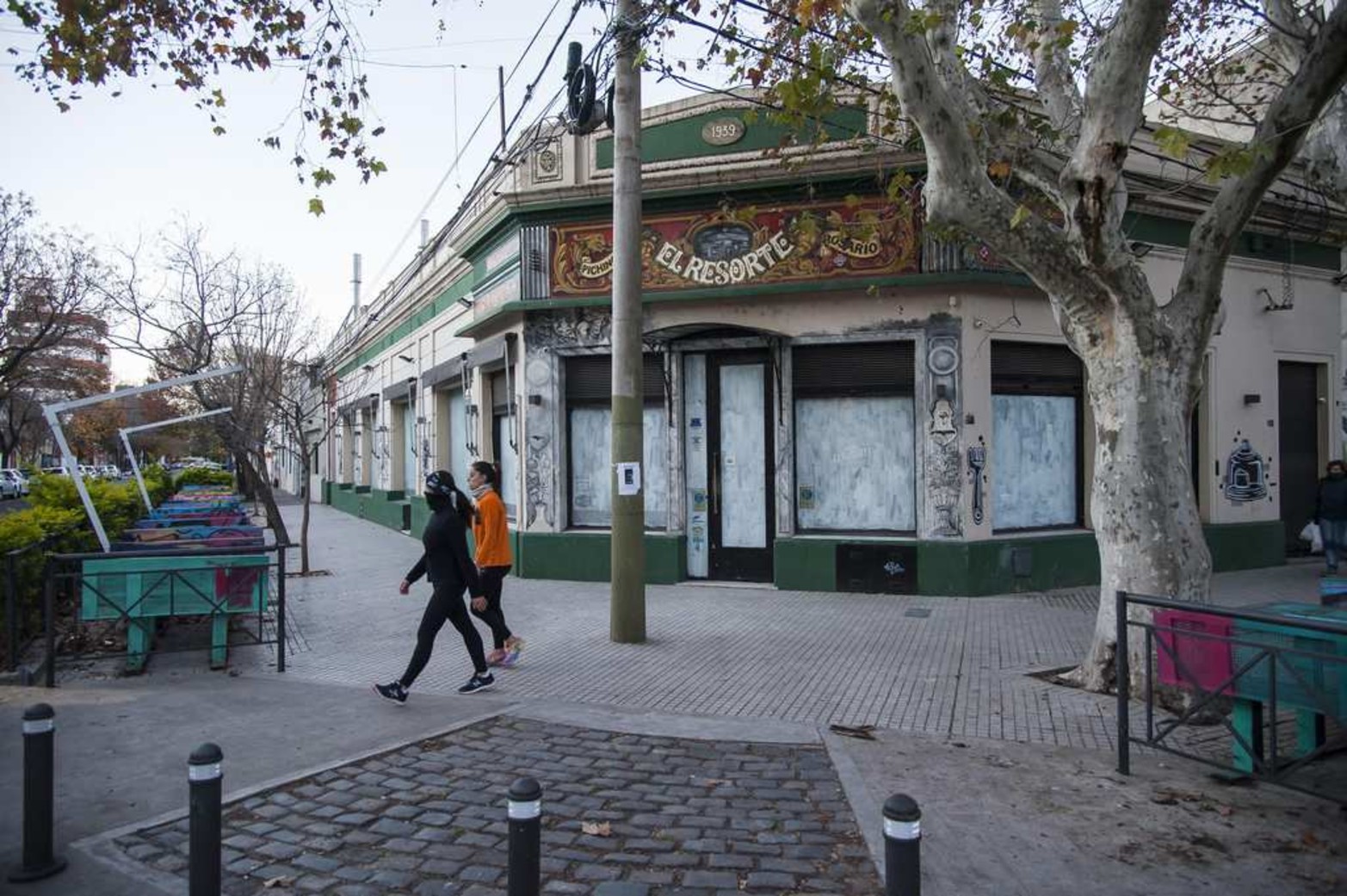 El Resorte en Pichincha...La zona del barrio creció en estos últimos años en gastronomía. Sigue con sus ventanas pintadas de blanco.
