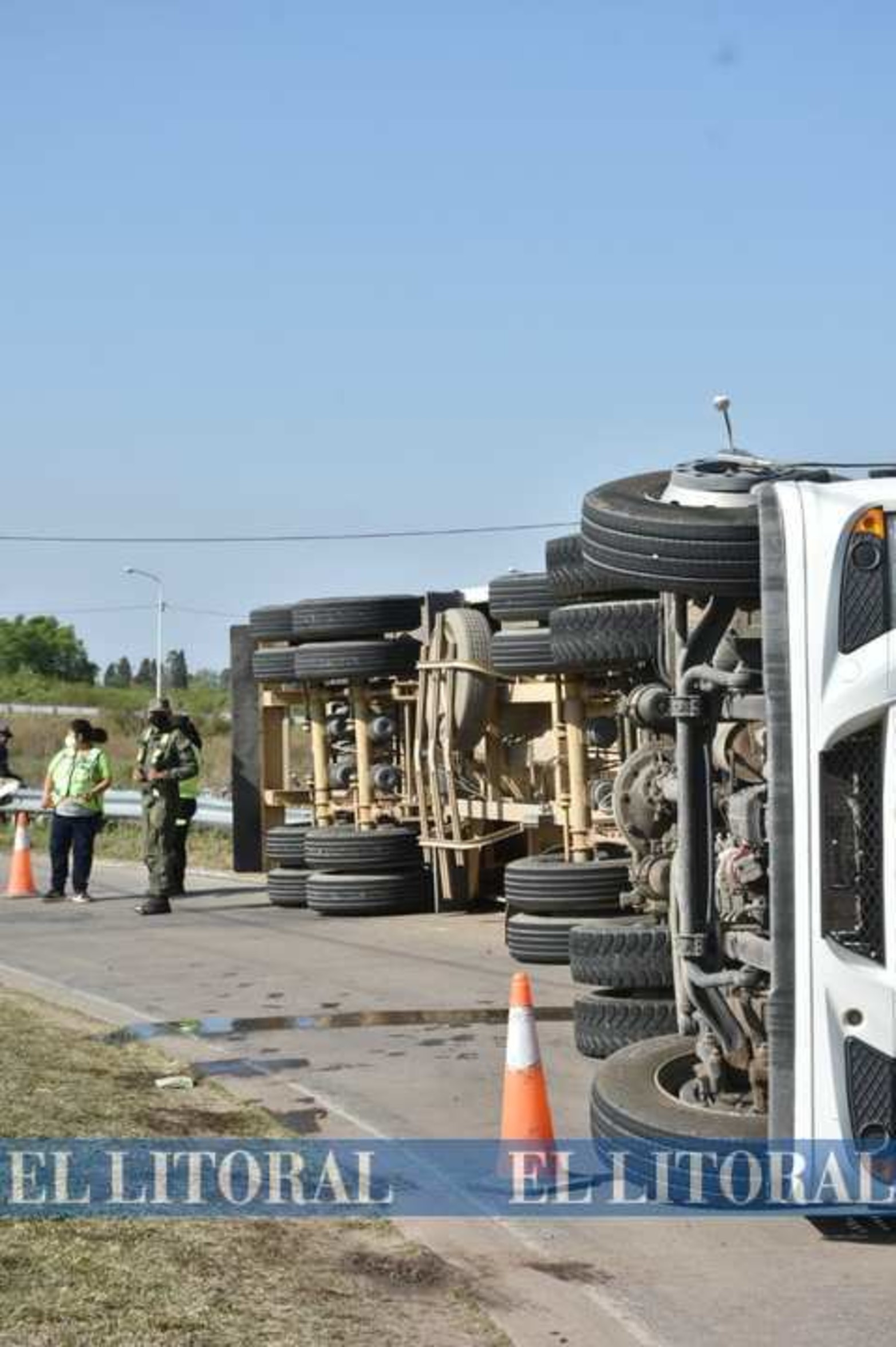 El chofer salió ileso. El camión y acoplado que se utiliza para transportar alimentos balanceados para la avicultura, volcó en uno de los rulos que une la circunvalación Oeste y la ruta 70.