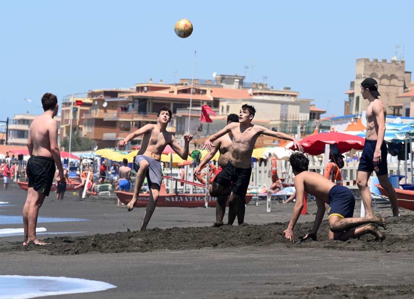 Volvió el picadito en la Playa...En  Ladispoli, cerca de Roma, Italia, esta imagen parece surrealista o de archivo pero no lo es. Italia registró otras 72 víctimas en las últimas 24 horas, llegó a los 33.846 muertos.