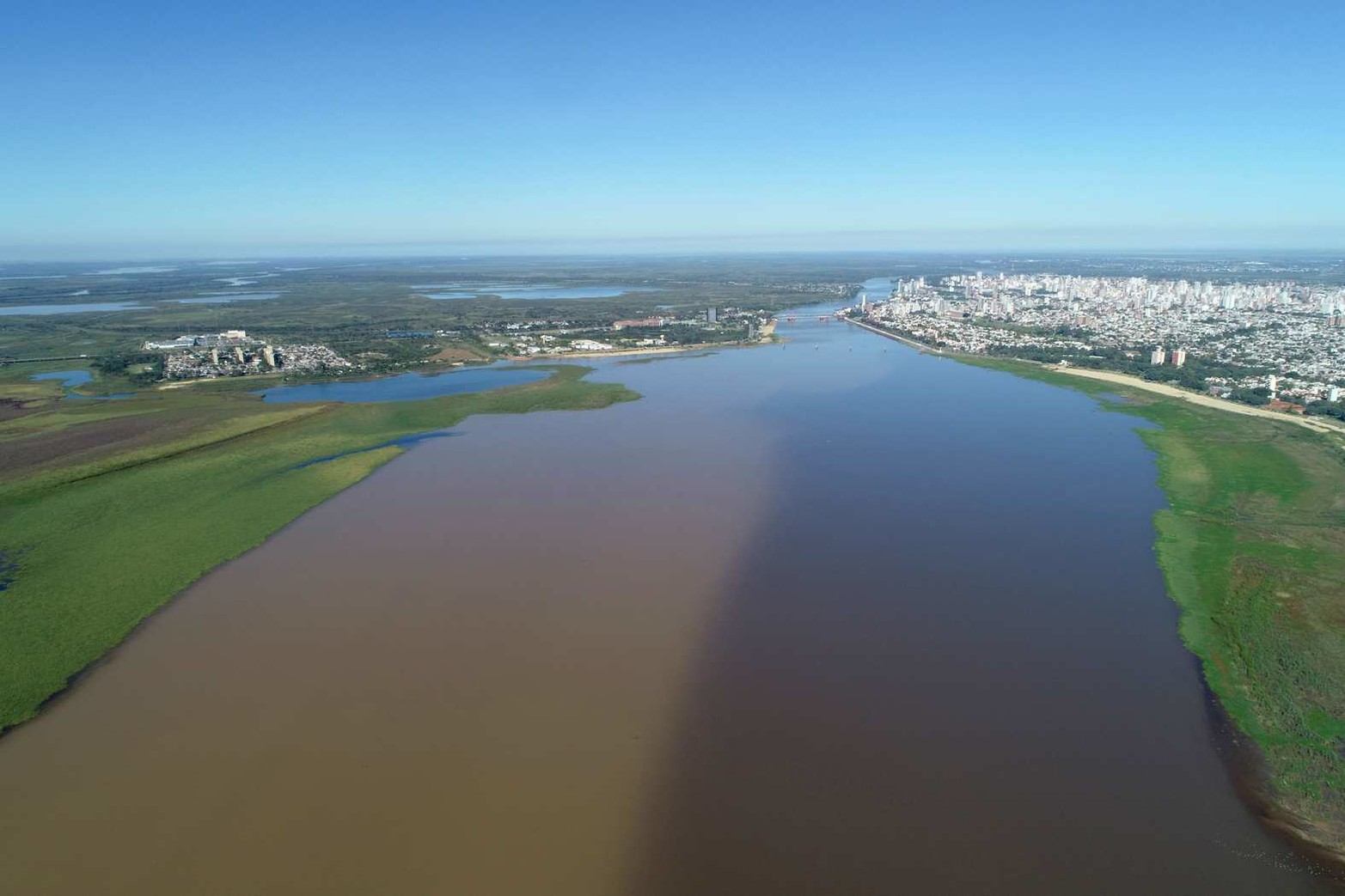 En ambas márgenes de la laguna Setúbal crece la vegetación.