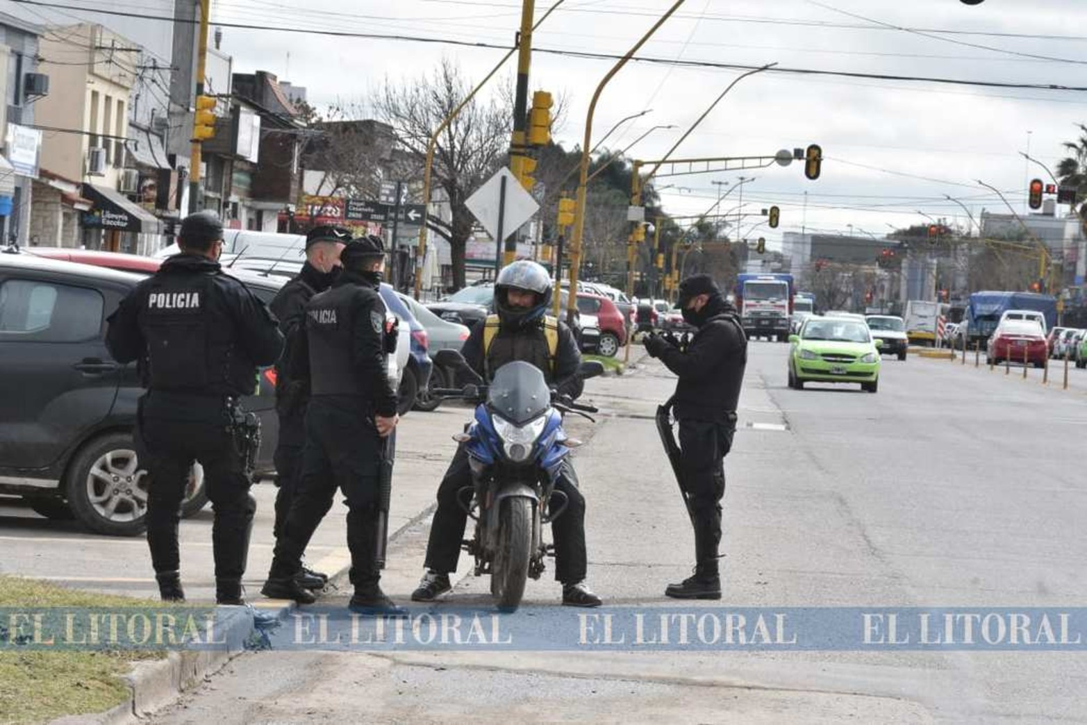 La modalidad de trabajo, de la policía de Santa Fe, para disminuir los robos es hacer operativos sorpresas en distintas zonas y horarios.
