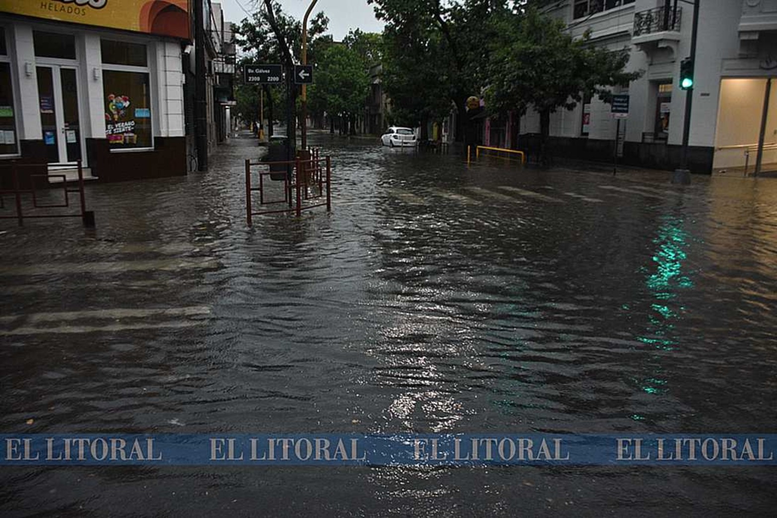 En varios sectores de la ciudad el agua volvió a acumularse. Unos 80 mm. cayeron sobre la ciudad.