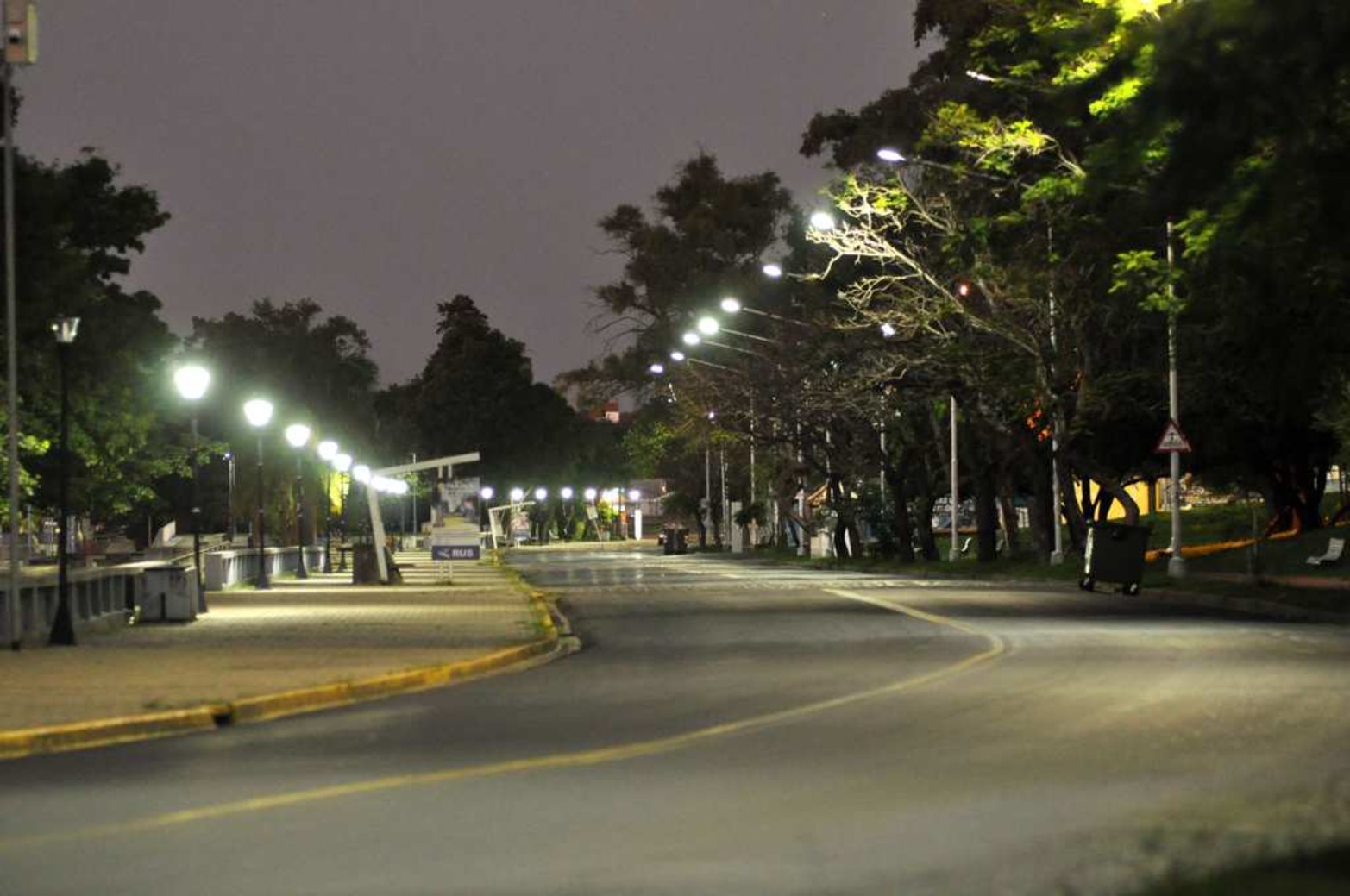 Nadie...Una imagen pocas veces vista con la avenida Laurencena totalmente vacía.