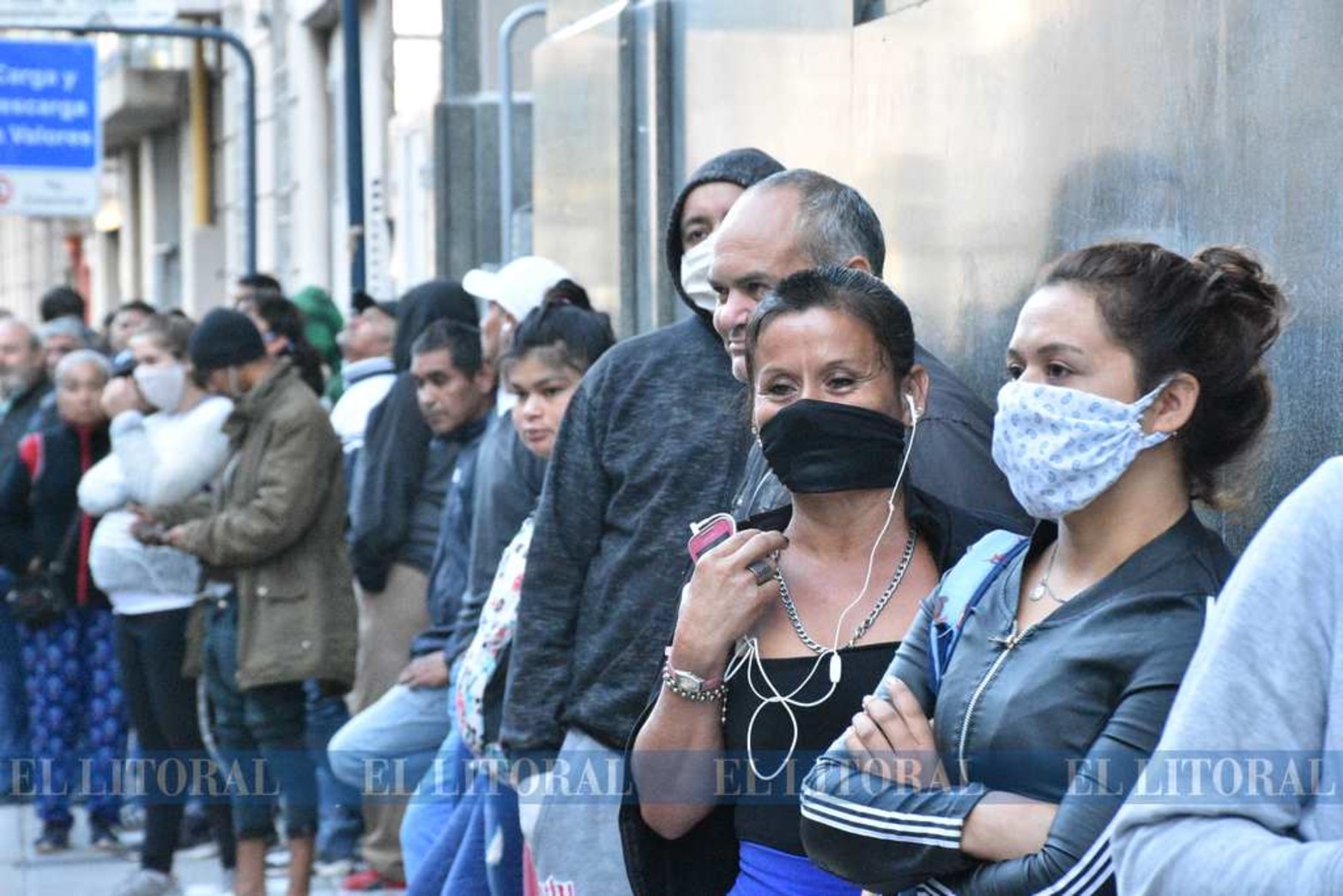 Cola en bancos para cobrar Asignaciones, Fondo de desempleo, jubilaciones y pensiones.
