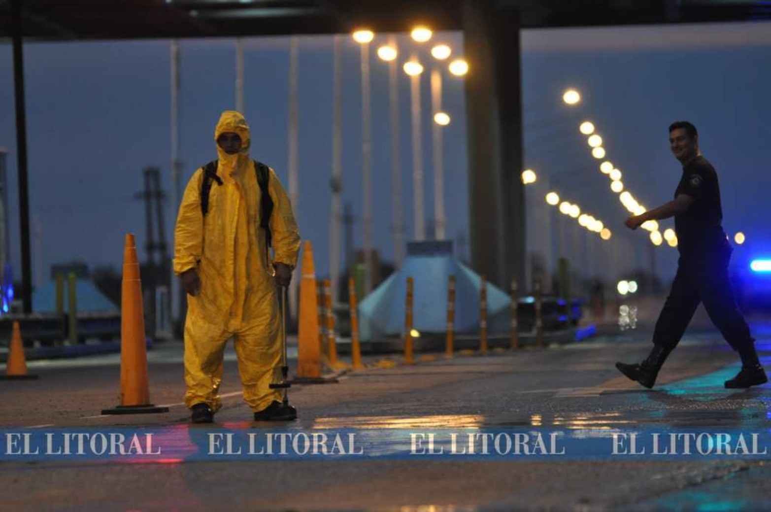 Barrera sanitaria en el túnel. 35.000 autos fueron fumigados desde que se implementó.