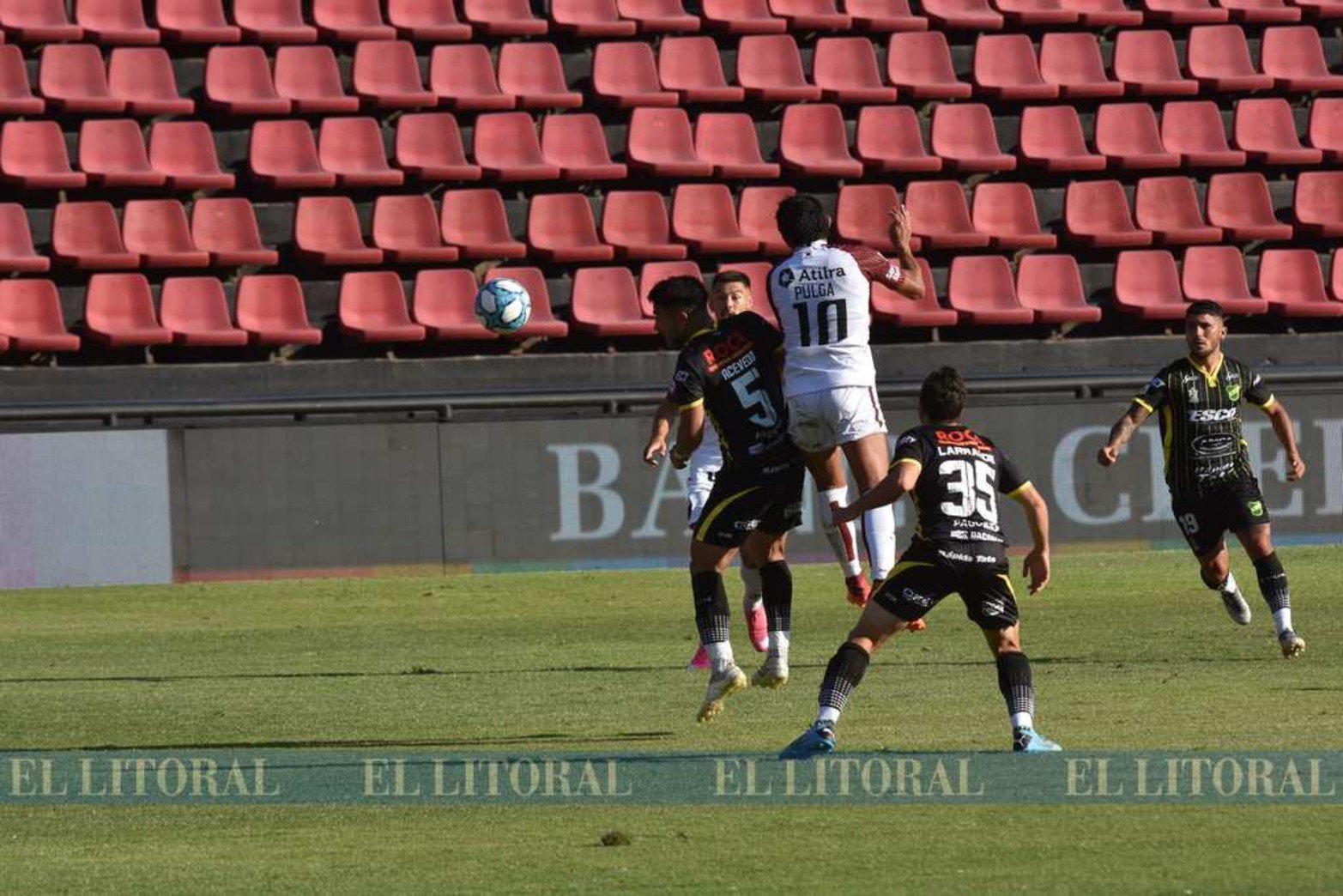 Colón y Defensa y Justicia juegan en el estadio Brigadier López.