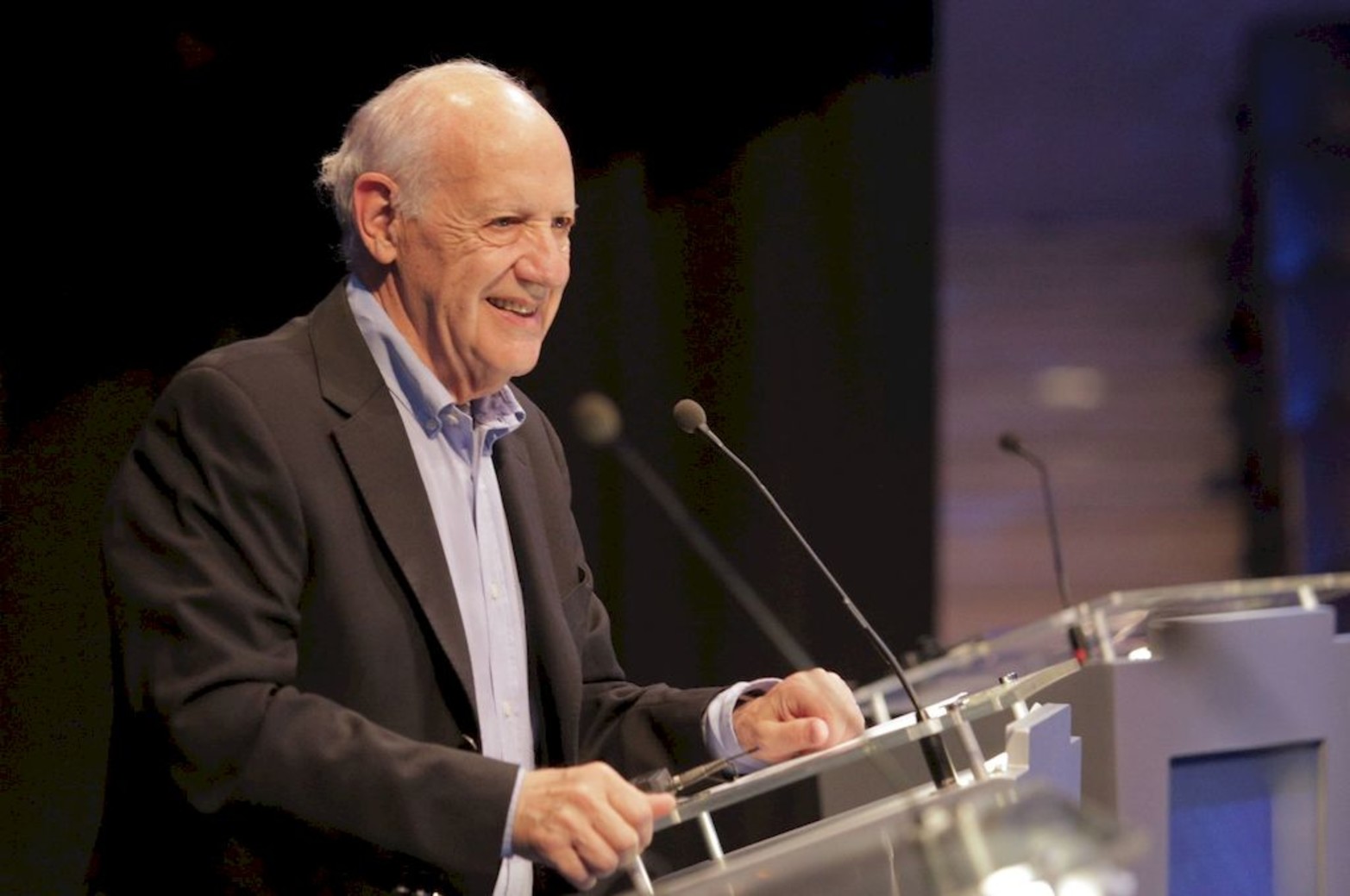 Roberto Lavagna en la prueba de luces y sonido para el debate presidencial en la UNL