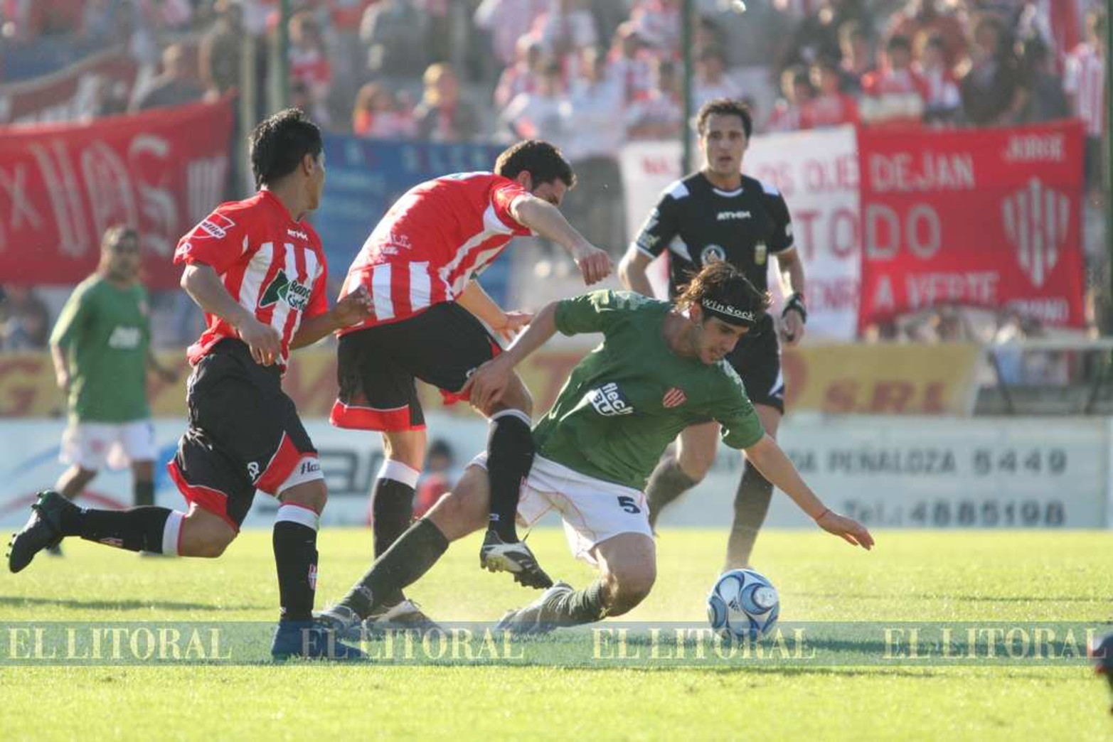 Con la patita fuerte. El mediocampista Fernando de la Fuente disputa una pelota en la media cancha.