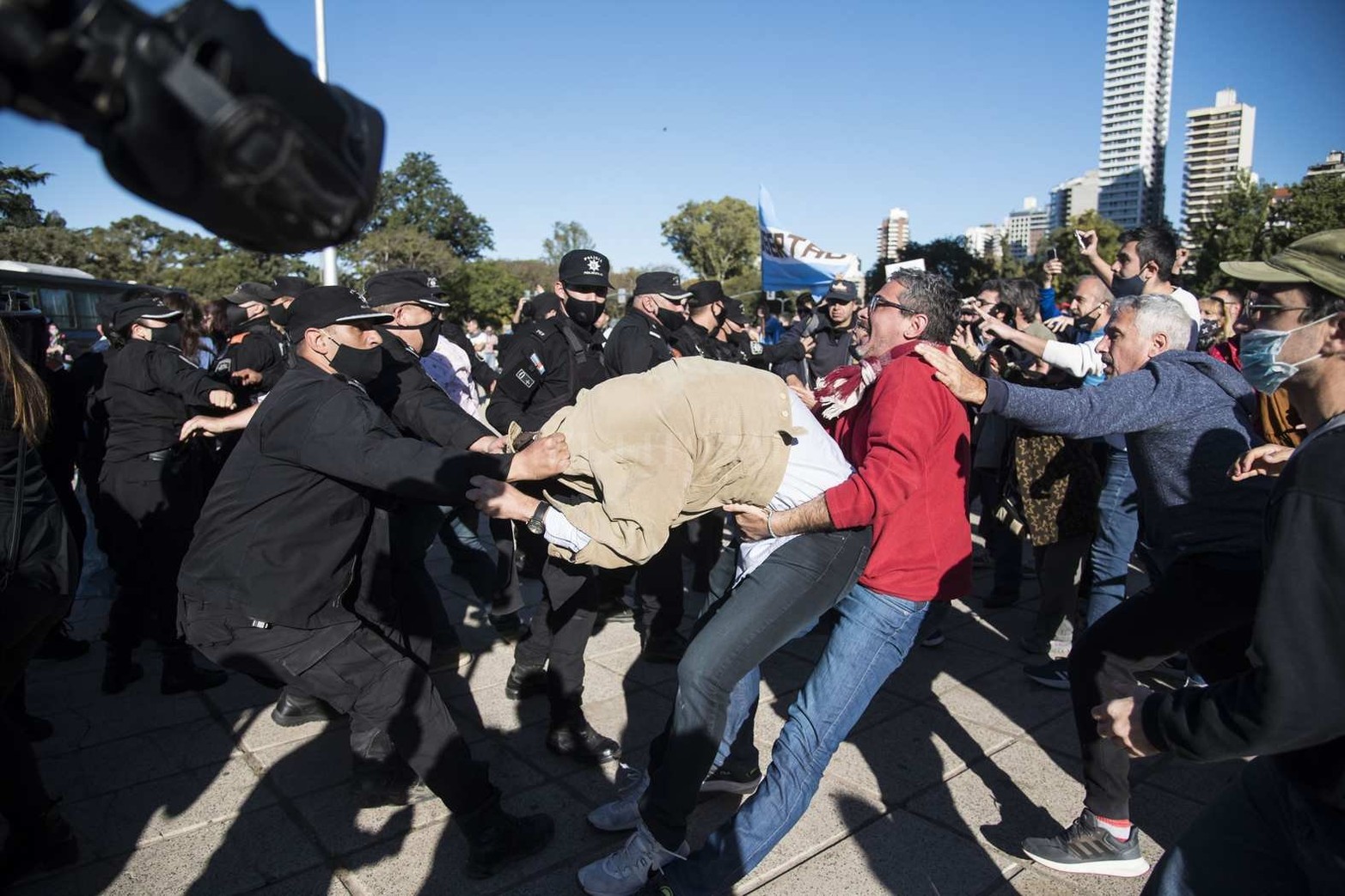 Un grupo numeroso de personas se manifestó en la zona del Monumento en contra de las medidas de aislamiento social que rigen hasta el 30 de junio. La Policía de la Provincia logró despejar la zona y se llevó detenidas a una veintena de personas.