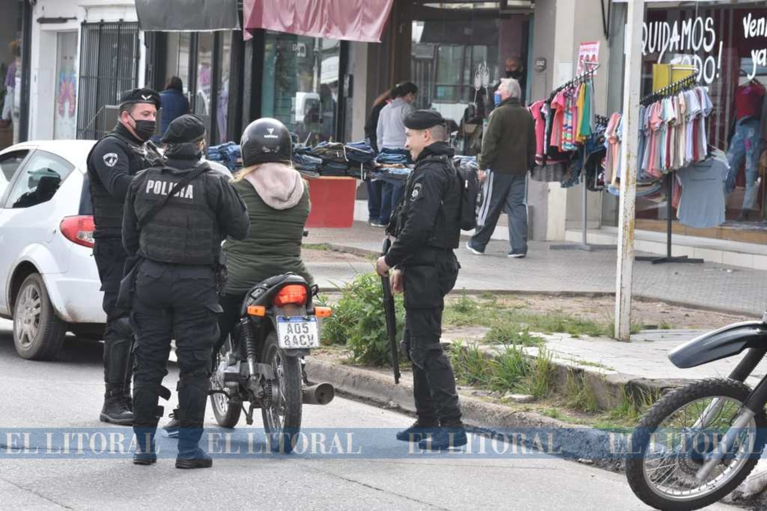 La modalidad de trabajo, de la policía de Santa Fe, para disminuir los robos es hacer operativos sorpresas en distintas zonas y horarios.