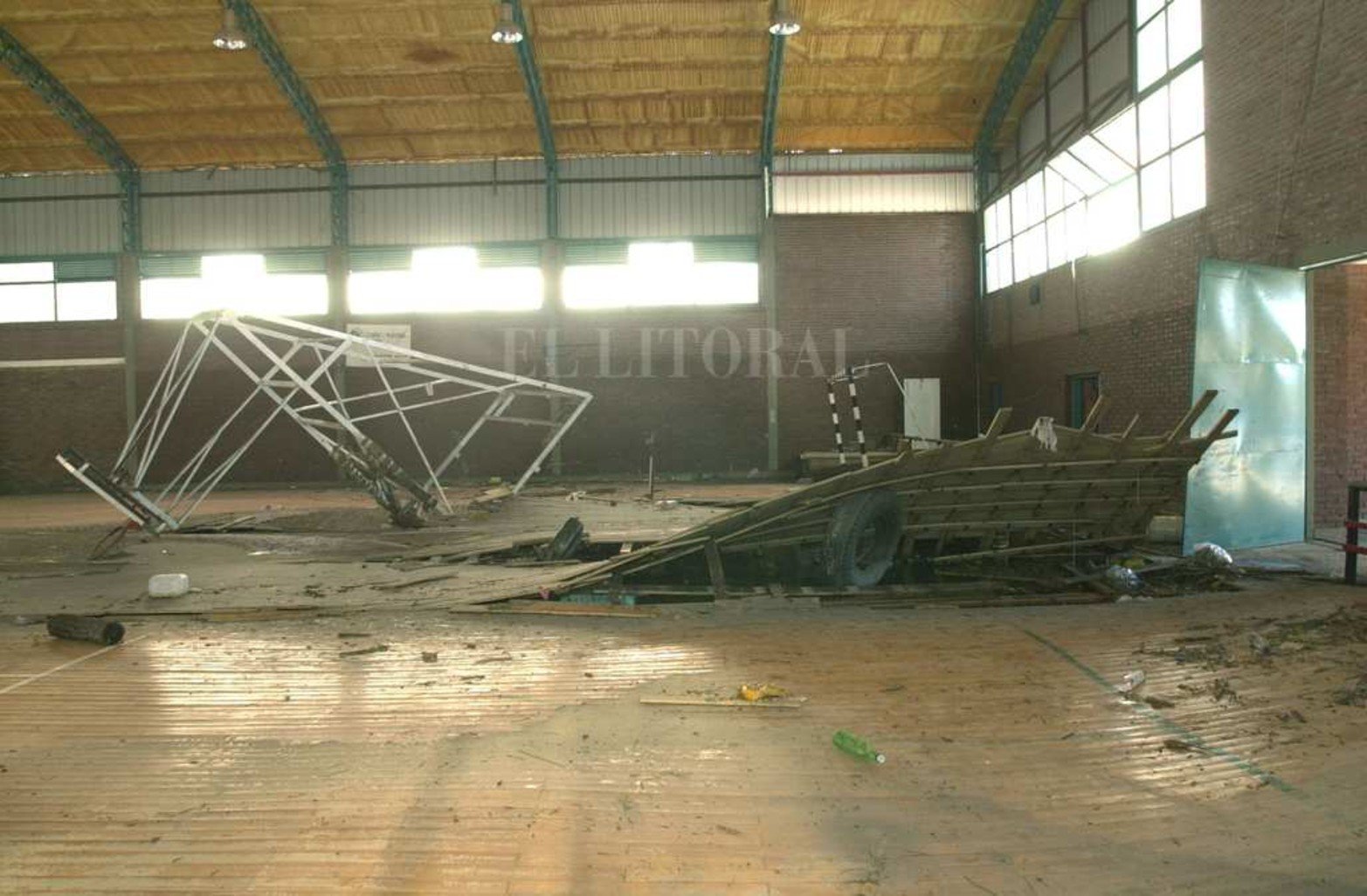 Así quedó la cancha de básquet del Club Colón.