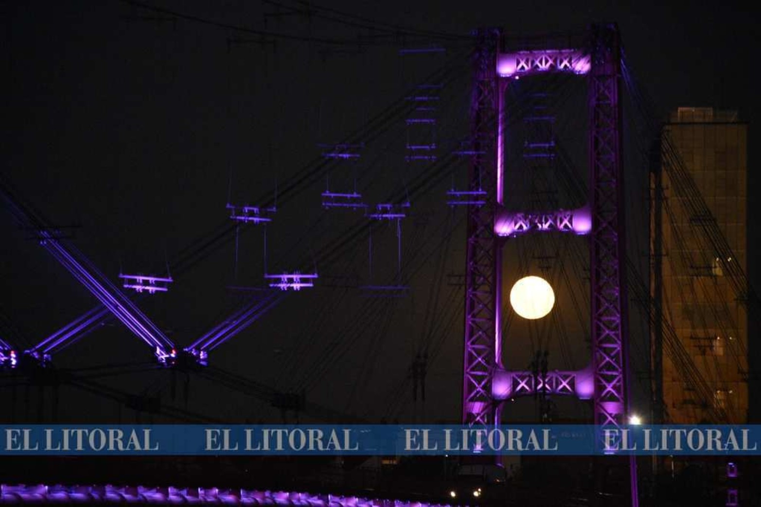 La luna violeta. En plena cuarentena y con la costanera vacía la salida de la luna fue captada por el reportero gráfico de El Litoral.