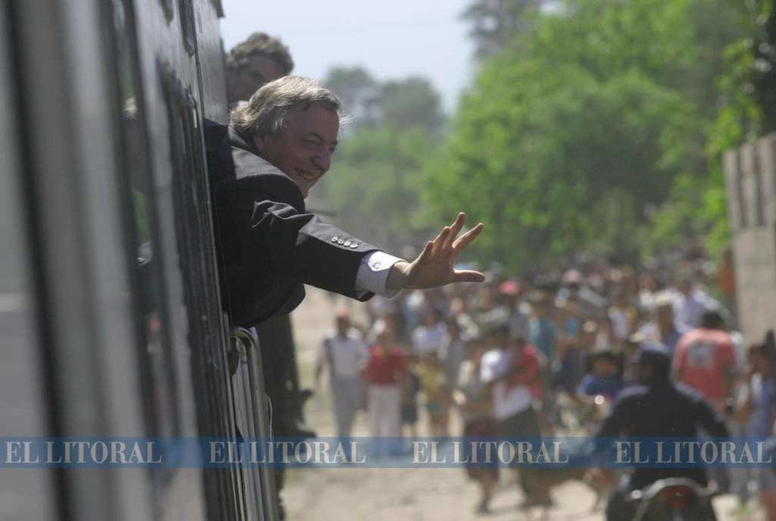 1 de octubre de 2003. Arriba de un tren saludando.
