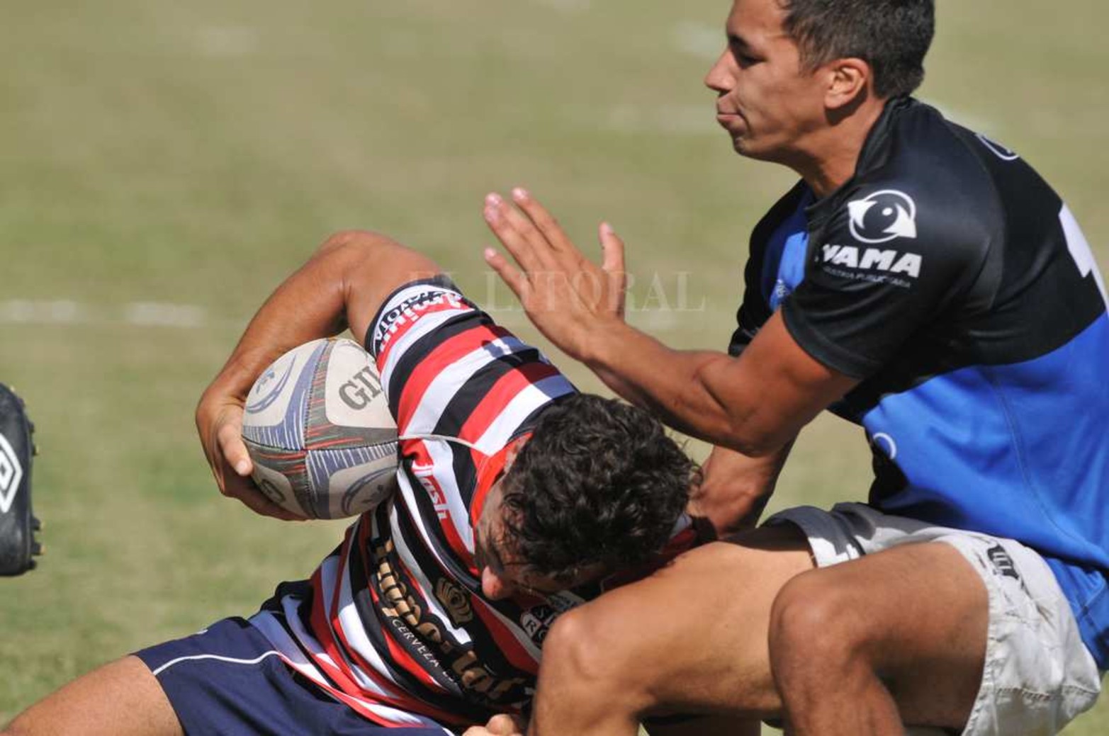 El rugby que fue uno de los primeros deportes en volver a entrenar en la ciudad pero hoy volvió a jugar un partido amistoso entre Universitario y Santa Fe Rugby.