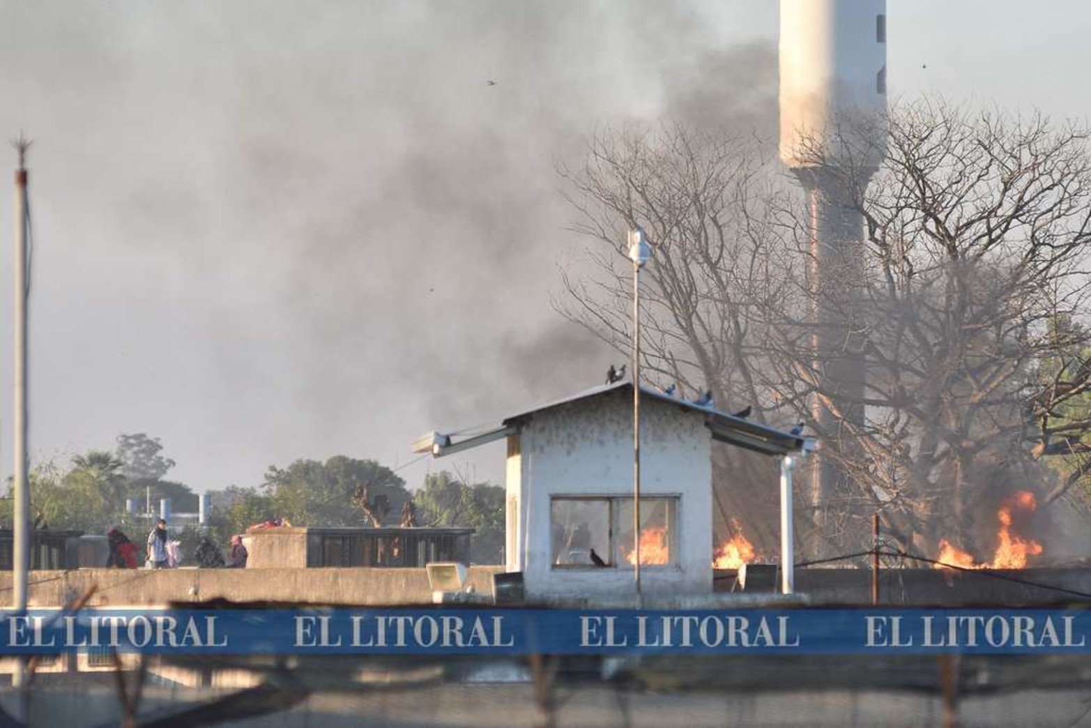 Motín en la cárcel de las Flores. Al quinta día del aislamiento los reclusos en protesta por las condiciones incendiaron algunos pabellones.