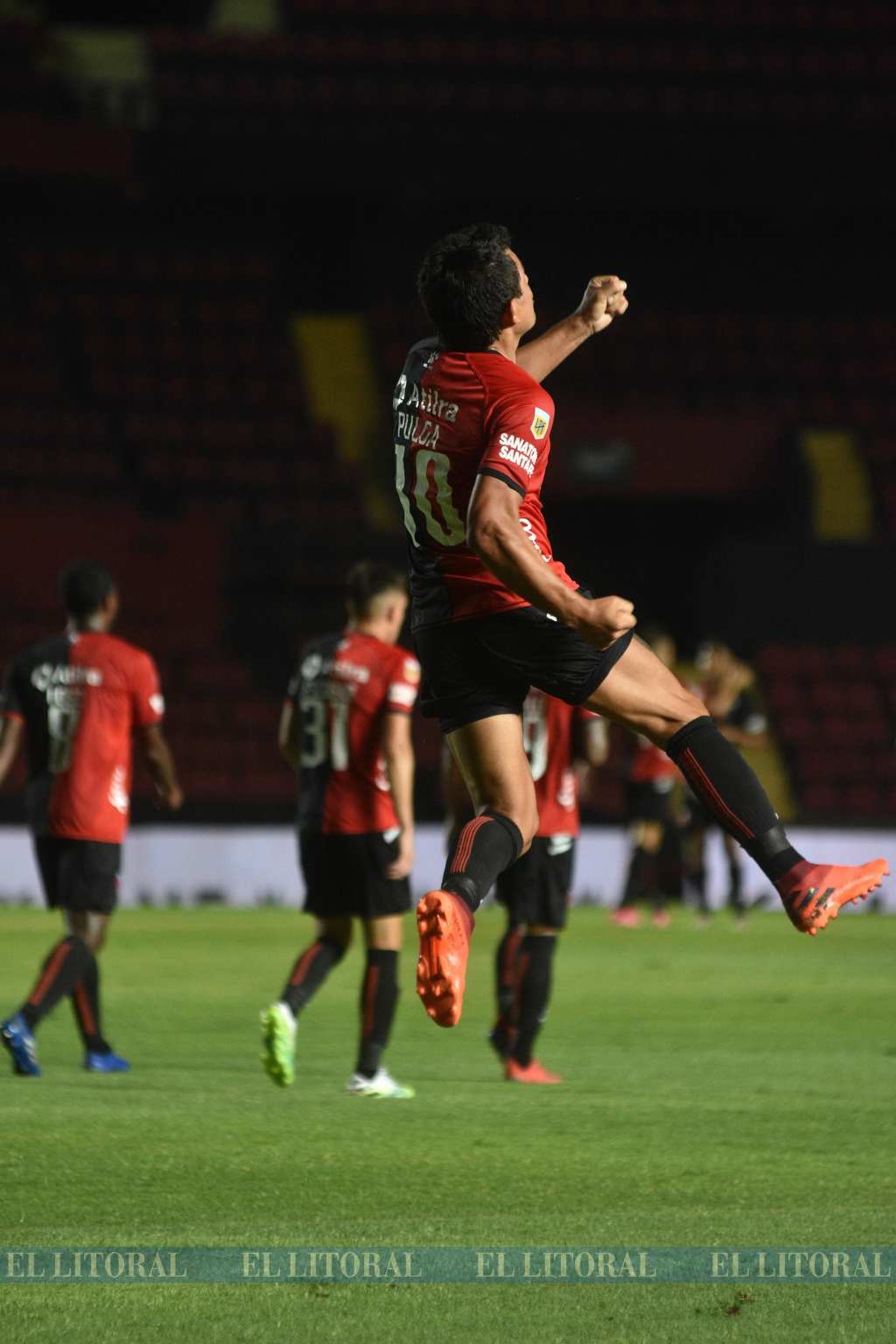 Banfield le ganó a Colón y lo dejó fuera de toda chance de pelear por un lugar en la final que otorga un lugar para la Copa Libertadores.