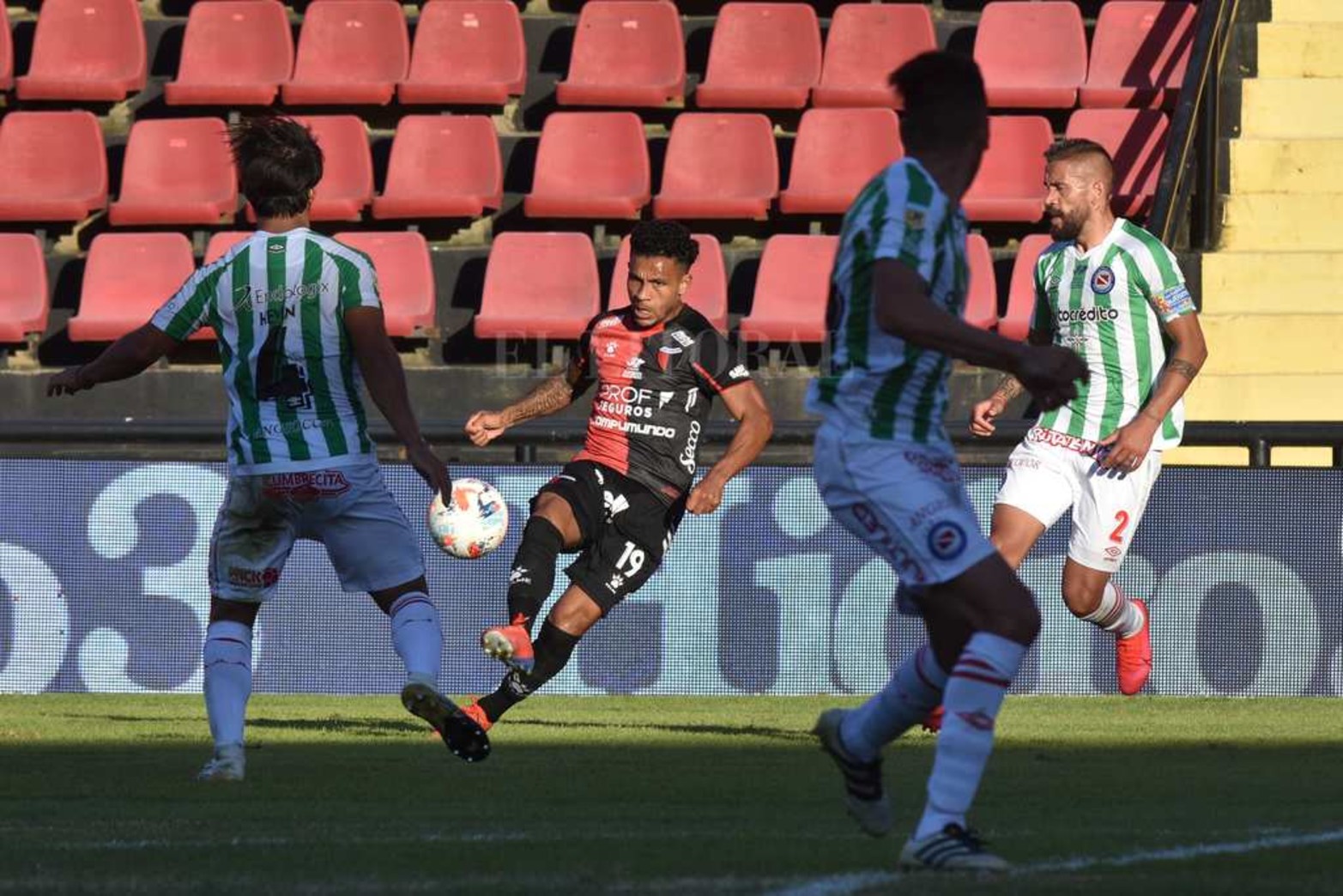 Colón empató 0 a 0 con Argentino y sigue invicto y puntero en el torneo de la liga profesional de fútbol.