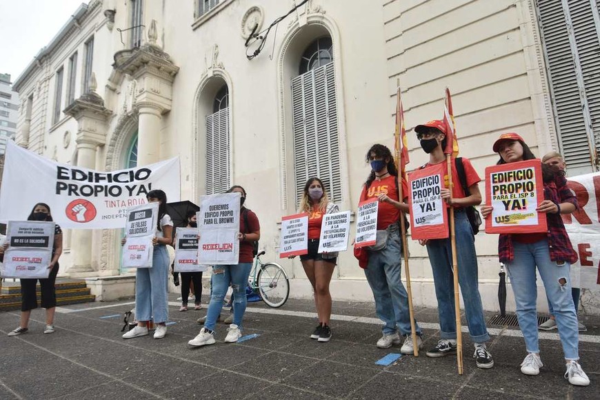 ELLITORAL_GALL_80139 |  Pablo Aguirre La comunidad educativa del Instituto Superior de Profesorado N° 8 "Almirante Guillermo Brown" se manifestó este lunes contra el estado edilicio de la sede que comparten con otros niveles de la institución y solicitaron soluciones de fondo para su reclamo de larga data.