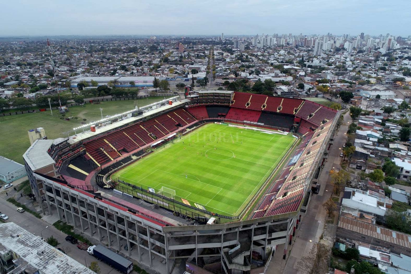 Desde el aire. El clásico versión 92, se juega sin público, la ciudad en vilo. De los últimos diez clásicos, seis fueron empates.