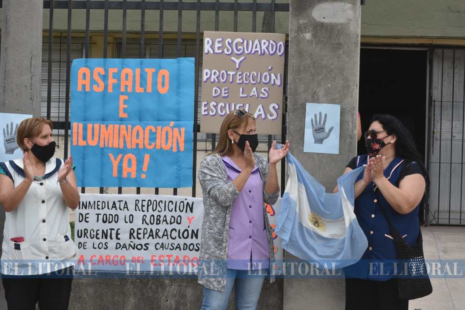 Cansados y sin respuestas. Seis robos en este año, dos en una semana. Alumnos, ex alumnos, padres, madres, docentes, no docentes y vecinos de la Escuela 111 Luis Borruat salieron a protestar para visibilizar el problema.
