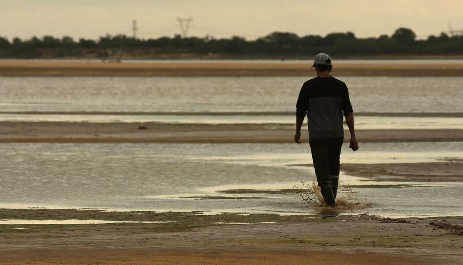 Carlos López...Busca objeto en los bancos de arena mientras espera para ir a recorrer el espinel.