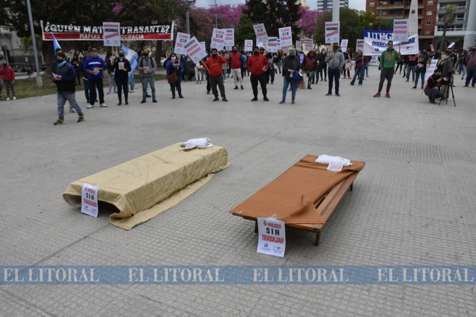 Los bares y hoteleros se movilizaron por la peatonal y llegaron hasta plaza 25 de mayo, frente a casa de gobierno. Entregaron un petitorio y armaron una mesa del dialogo. Siguen cerrados.