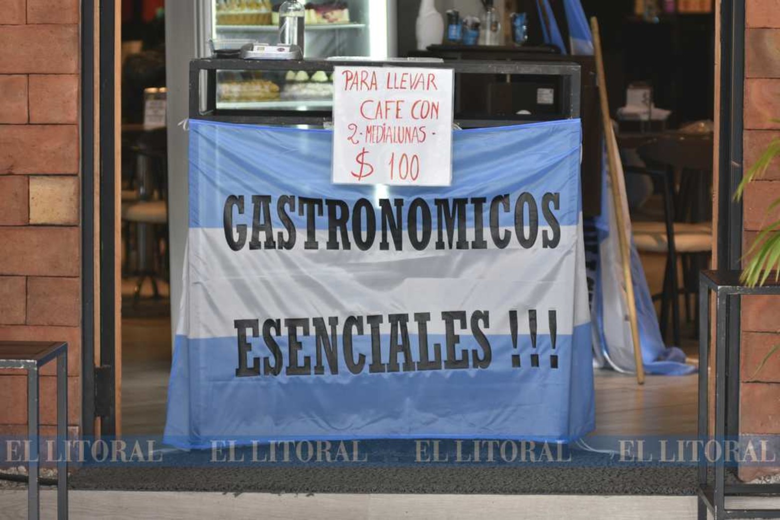 Los bares y hoteleros se movilizaron por la peatonal y llegaron hasta plaza 25 de mayo, frente a casa de gobierno. Entregaron un petitorio y armaron una mesa del dialogo. Siguen cerrados.