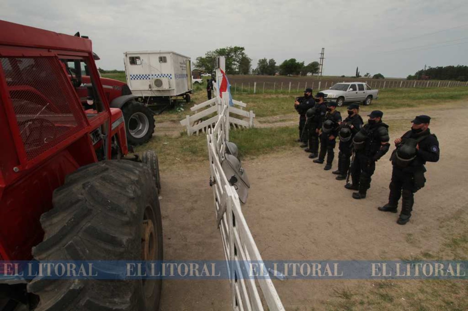 El acceso a la estancia sobre el acceso a Santa Elena está bloqueado por la policía.