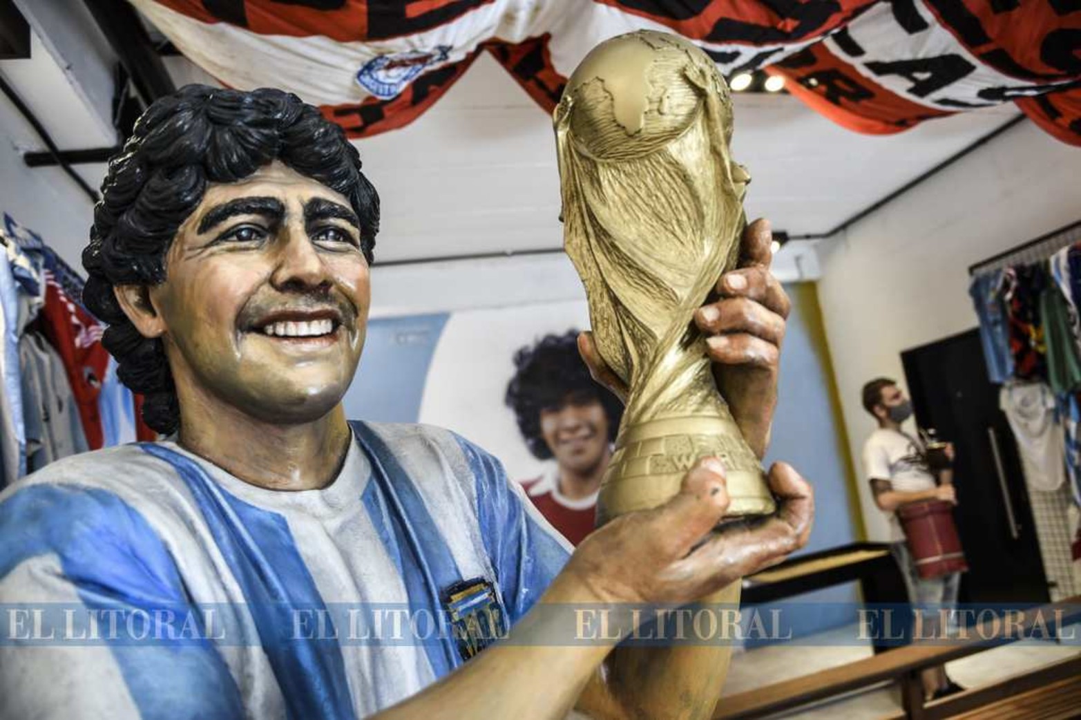 El santuario de Diego Maradona en Buenos Aires, en el barrio de La Paternal, se transforma en un punto de encuentro para calmar el dolor y donde día a día la gente deja su tributo al ídolo.