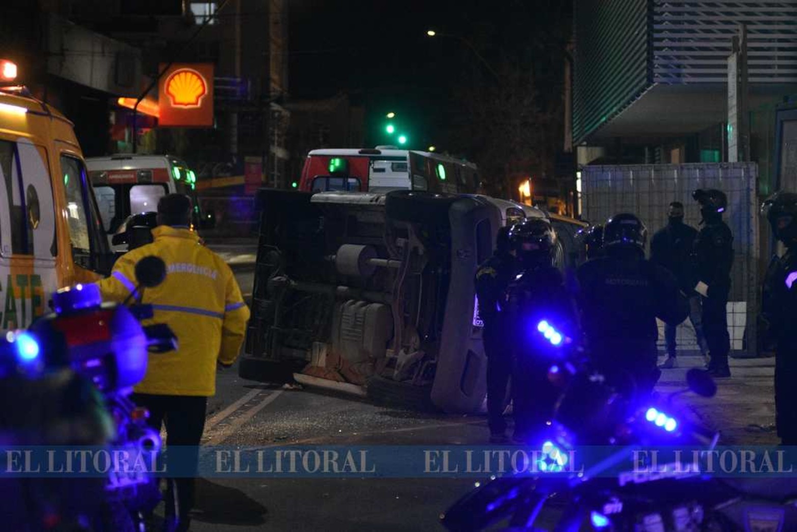 La ambulancia del Cobem corrió con un lateral unos 15 metros. Los cuatro ocupantes del servicio médico están solo con golpes. La conductora del auto no sufrió ningún daño.