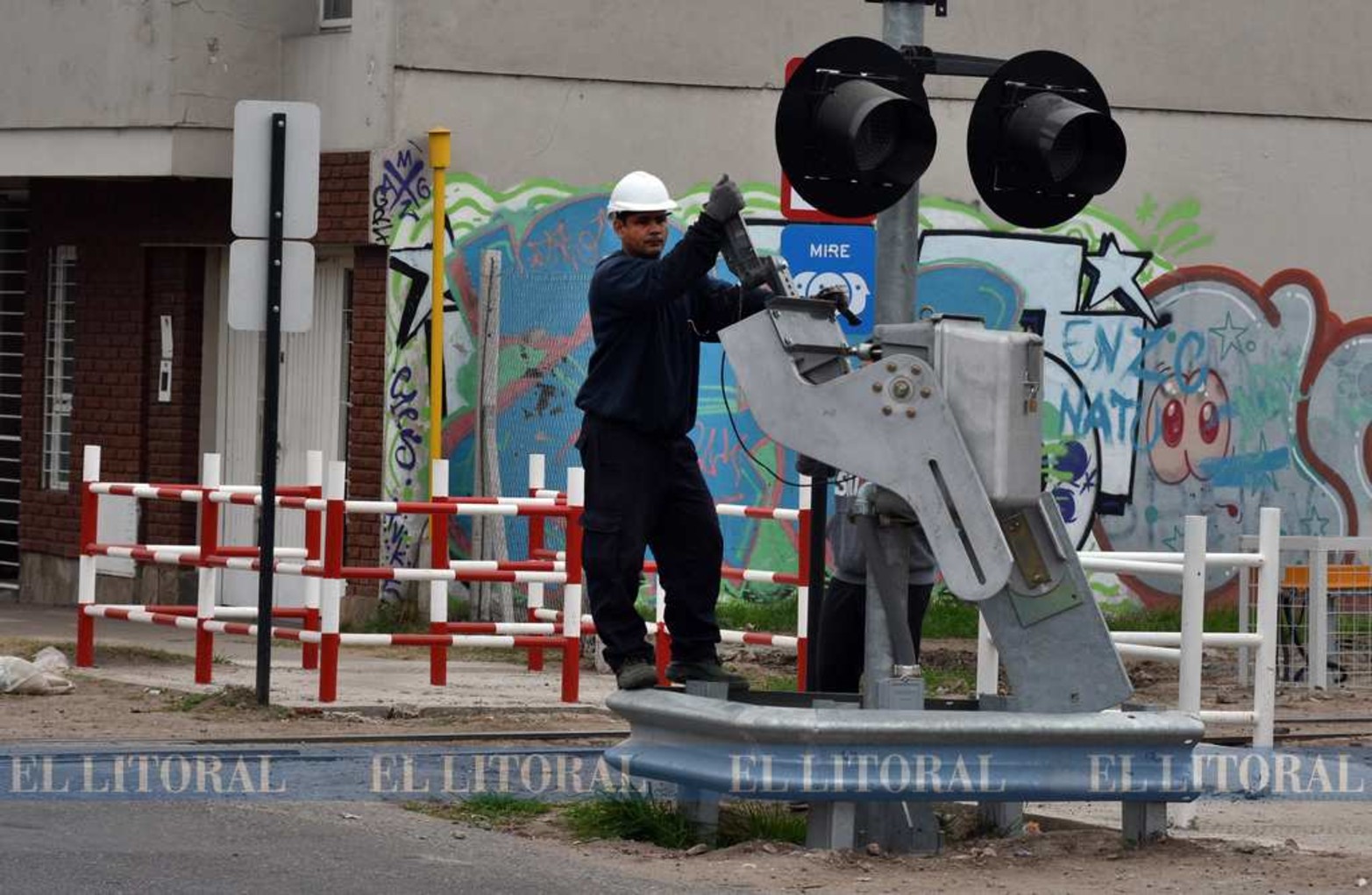 Sin funcionar provocó un accidente. Trenes Argentinos Cargas informó que se están investigando las causas de lo ocurrido y no se descarta un hecho de vandalismo, ya que se encontraron objetos ajenos al sistema de las barreras en la zona de vía.