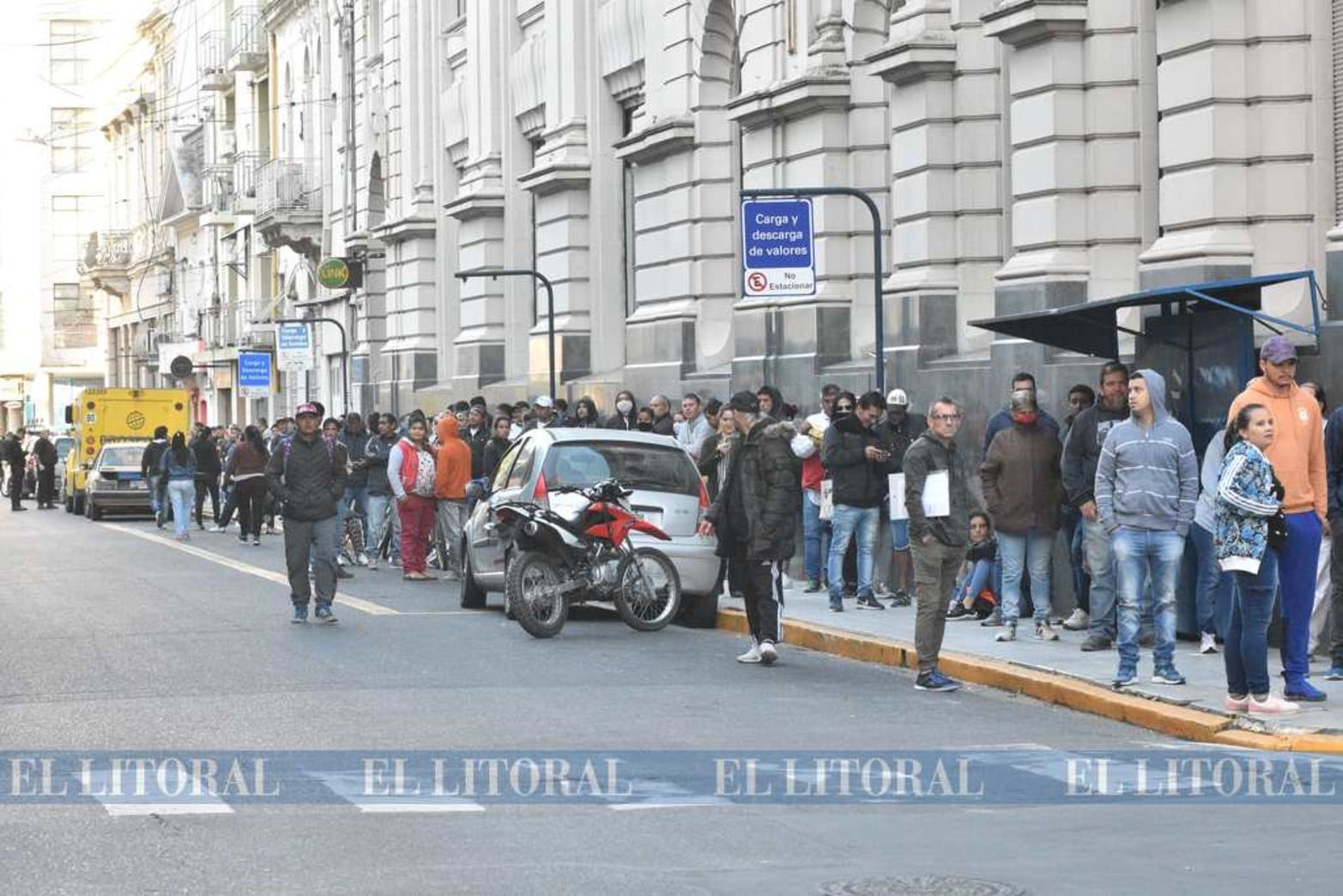 Increíble. El anuncio que solo se cobraba el día viernes generó a que salgan todos juntos: jubilados y beneficiarios de planes sociales.