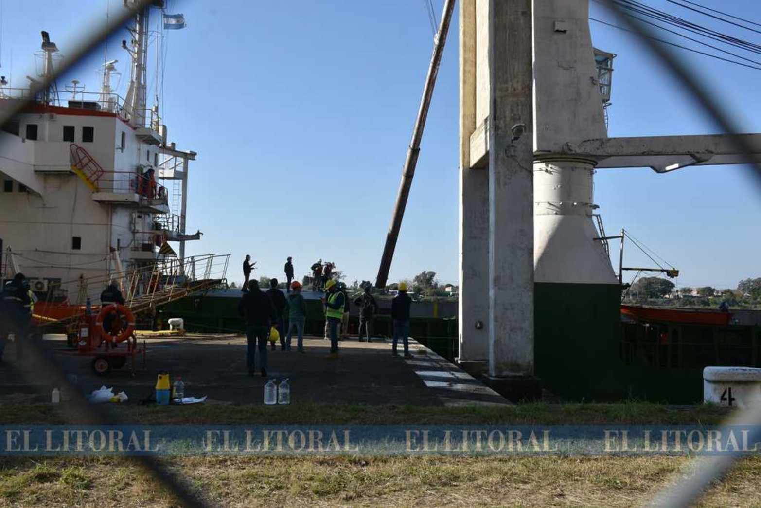 Maíz partido...Con destino a Montevideo, un barco volvió a ingresar al puerto de Santa Fe después de cinco años.