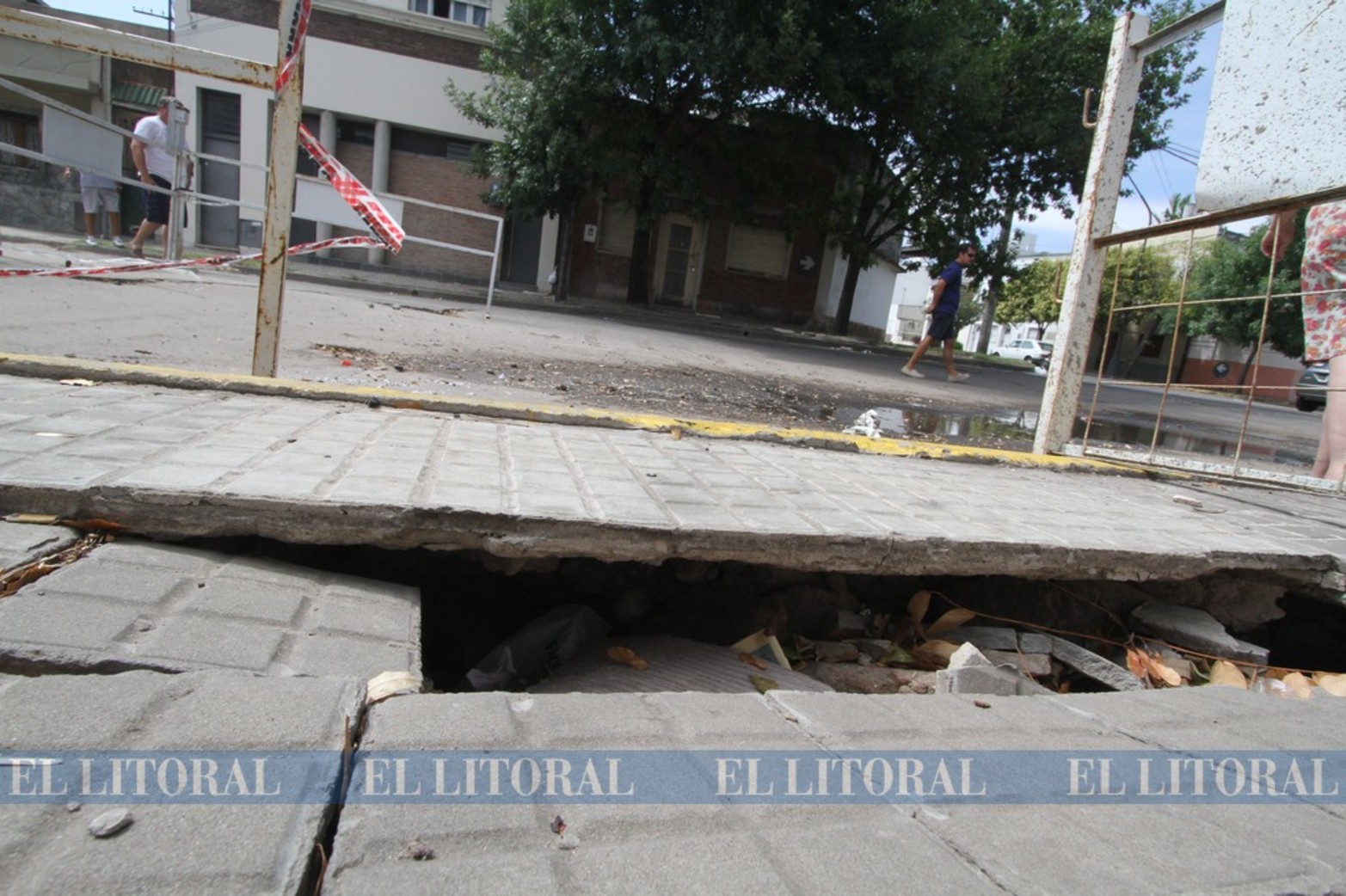 Los hundimientos en esta zona son frecuentes. Desde la década del 70, el socavón de Urquiza y Cándido Pujato viene 'derrumbando' cada intento de reparación y generando insistentes e históricos reclamos de los vecinos.