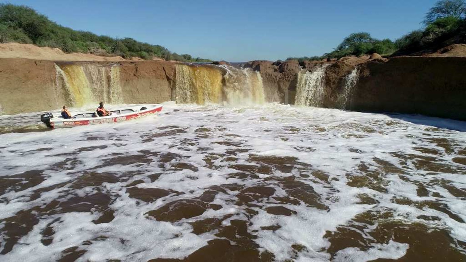 La cascada varía por la intensidad de las lluvias. Según contaron con intensas lluvia el arroyo se desborda.