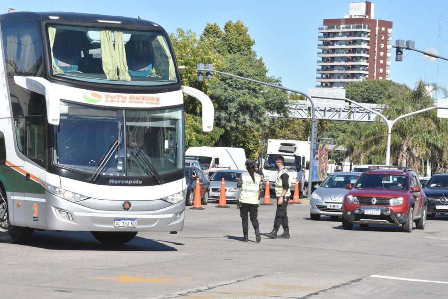 Segundo día de protesta y bloqueo a la terminal de ómnibus. Reclaman la mismas condiciones de trabajo que la líneas regulares de transporte de pasajeros.